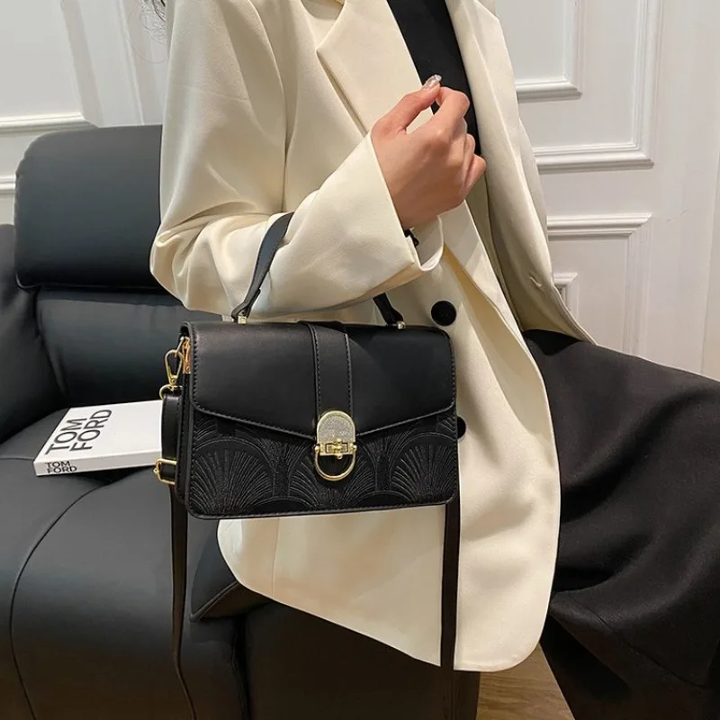 

Женская элегантная сумочка изысканного дизайна для особых случаев. Изысканный выбор с роскошными акцентами.