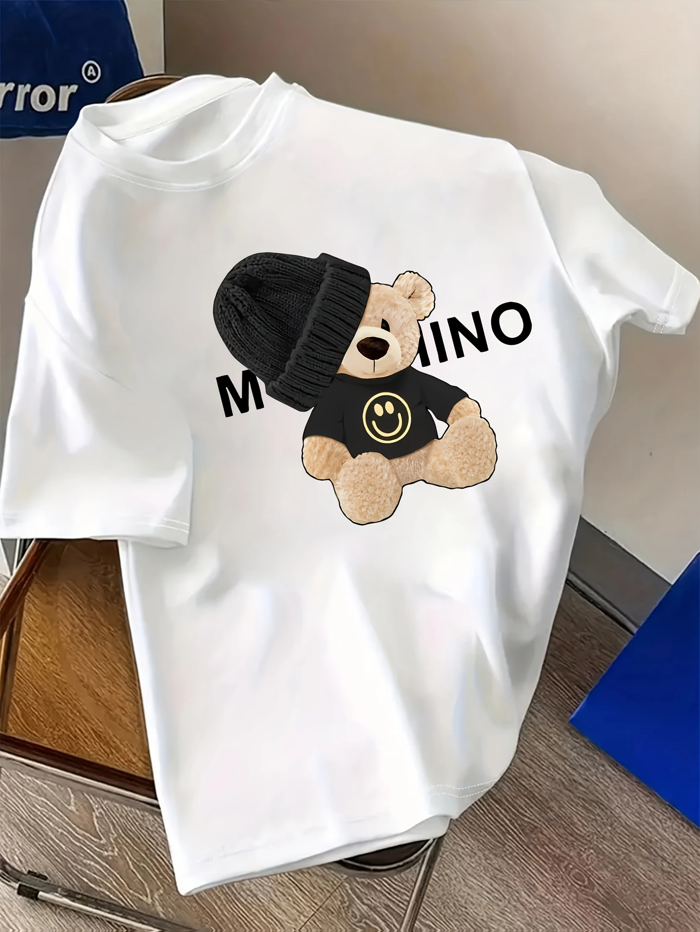 Camiseta gráfica de manga corta con cuello redondo y oso de peluche informal azul claro para mujer, suave y cómodo, primavera