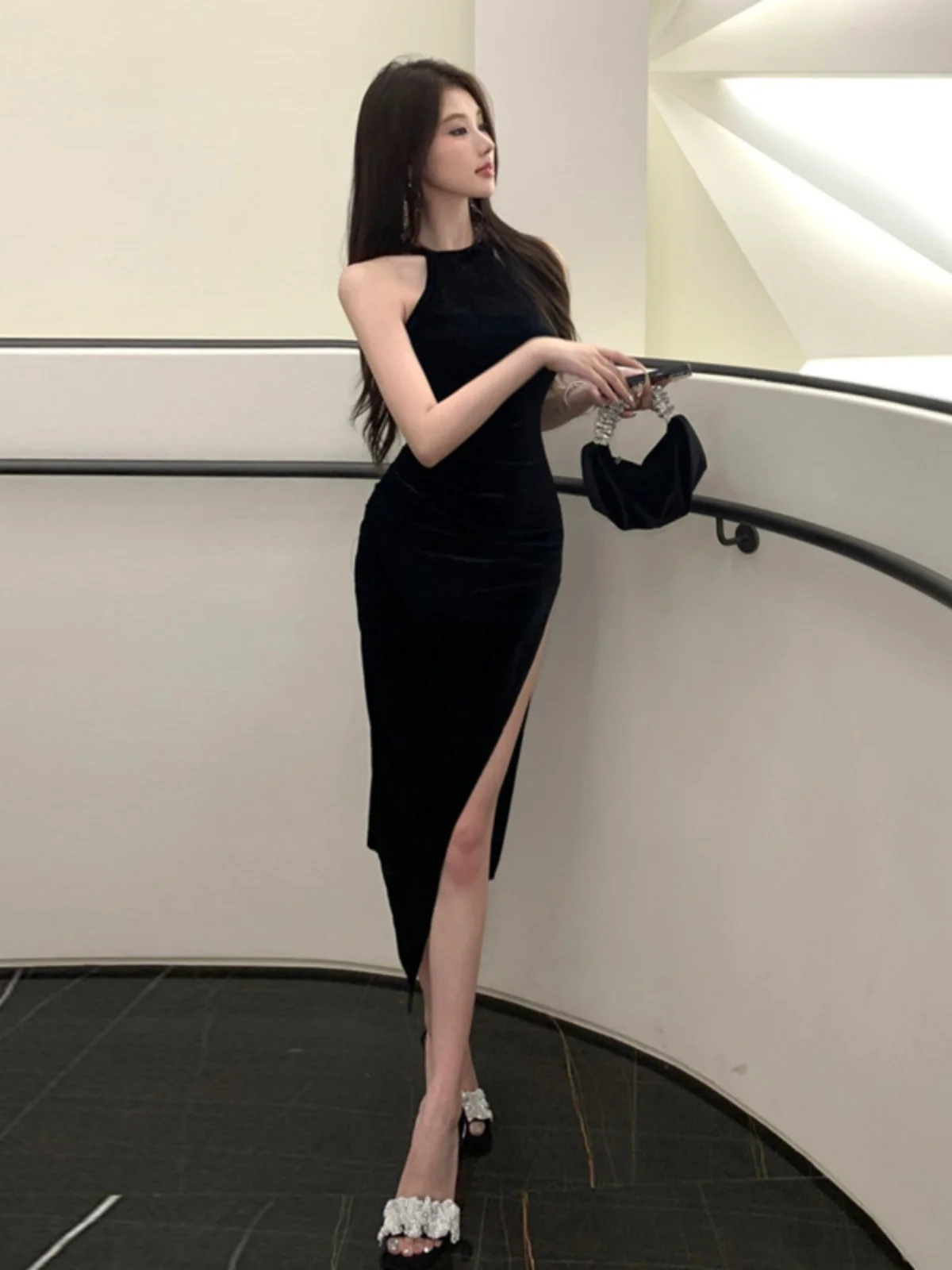 فستان مخمل ميني ضيق وجذاب أسود بدون أكمام مع شق جانبي وخصر مرتفع وتنورة على شكل A للشابات، موضة ربيع وخريف #2