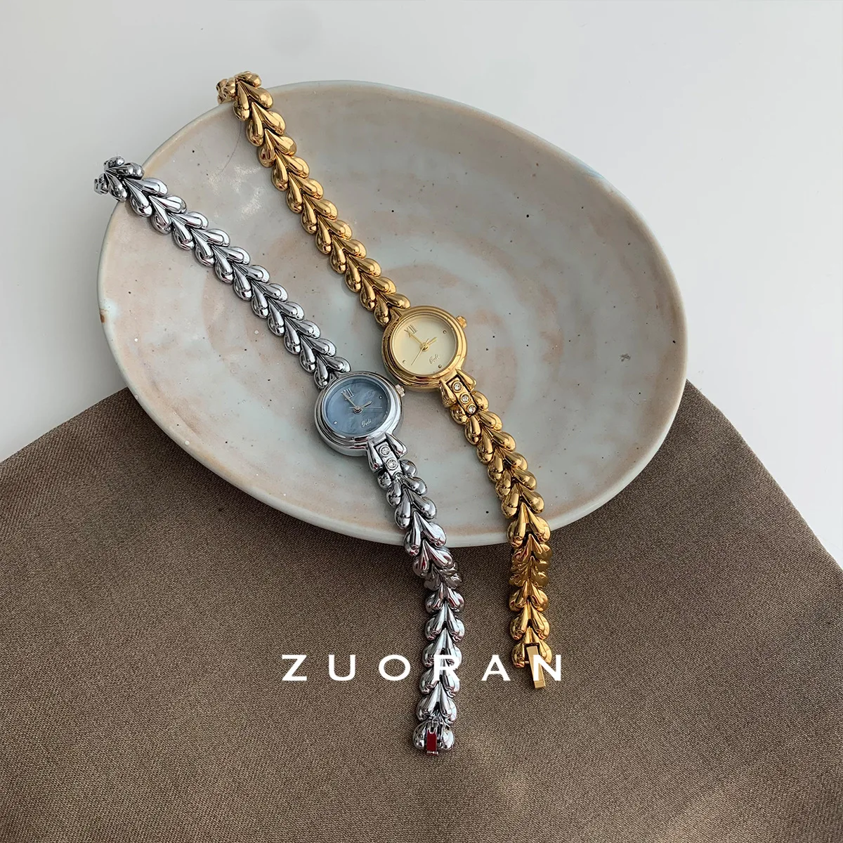 New round dial wheat ear strap, light luxury fashion, high-end style, fashionable women's quartz watch, women's gift.
