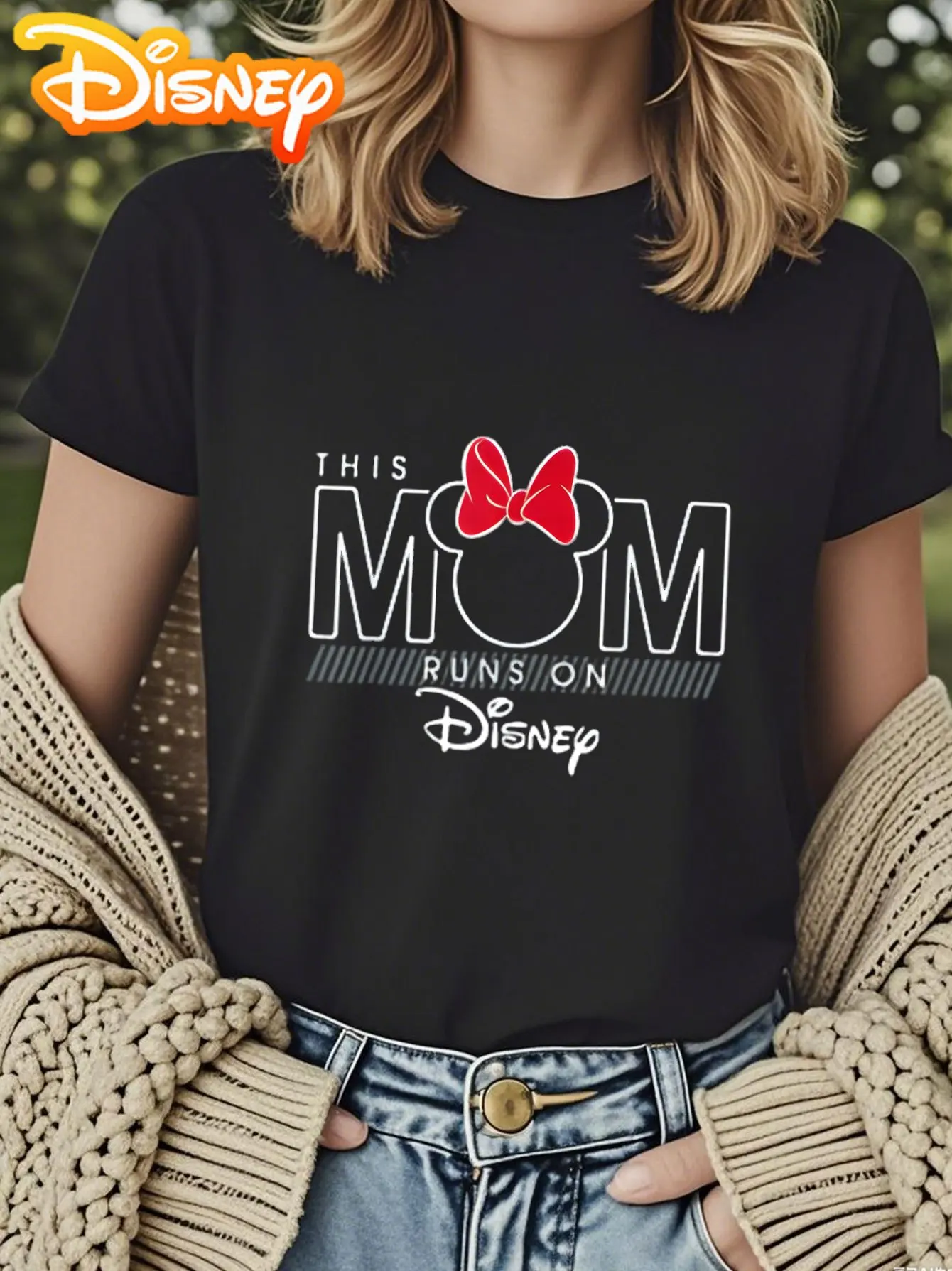 เสื้อยืดแขนสั้นผู้หญิงดีไซน์นุ่มนวลจาก Disney Mom Vibes - เสื้อยืดลายกราฟิกข้อความขี้เล่นว่า “THIS MOM RUNS ON DISNEY” พร้อมดีไซน์โบว์สีแดง