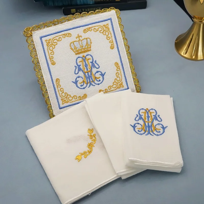 gaze-brodee-a-neuf-plis-motif-crucifix-pere-masse-liturgie-calice-sous-verres-artisanat-traditionnel-decoration-de-la-maison