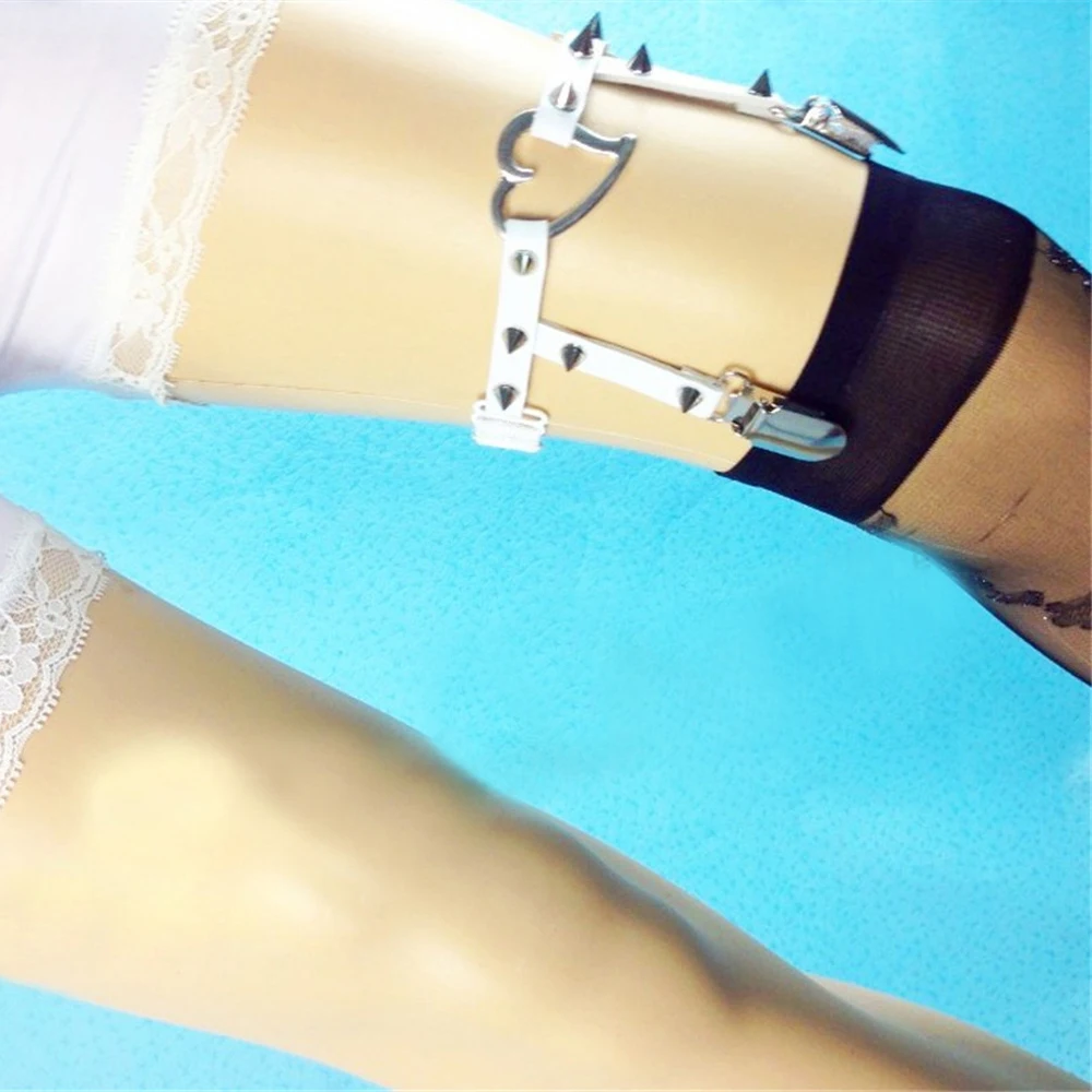 Harajuku الشرير الأبيض الأحمر الجلود الساق الرباط الفخذ سلسلة شخصية المتمردين تأثيري أنيمي مثير المرأة مجوهرات للجسم عرض خاص