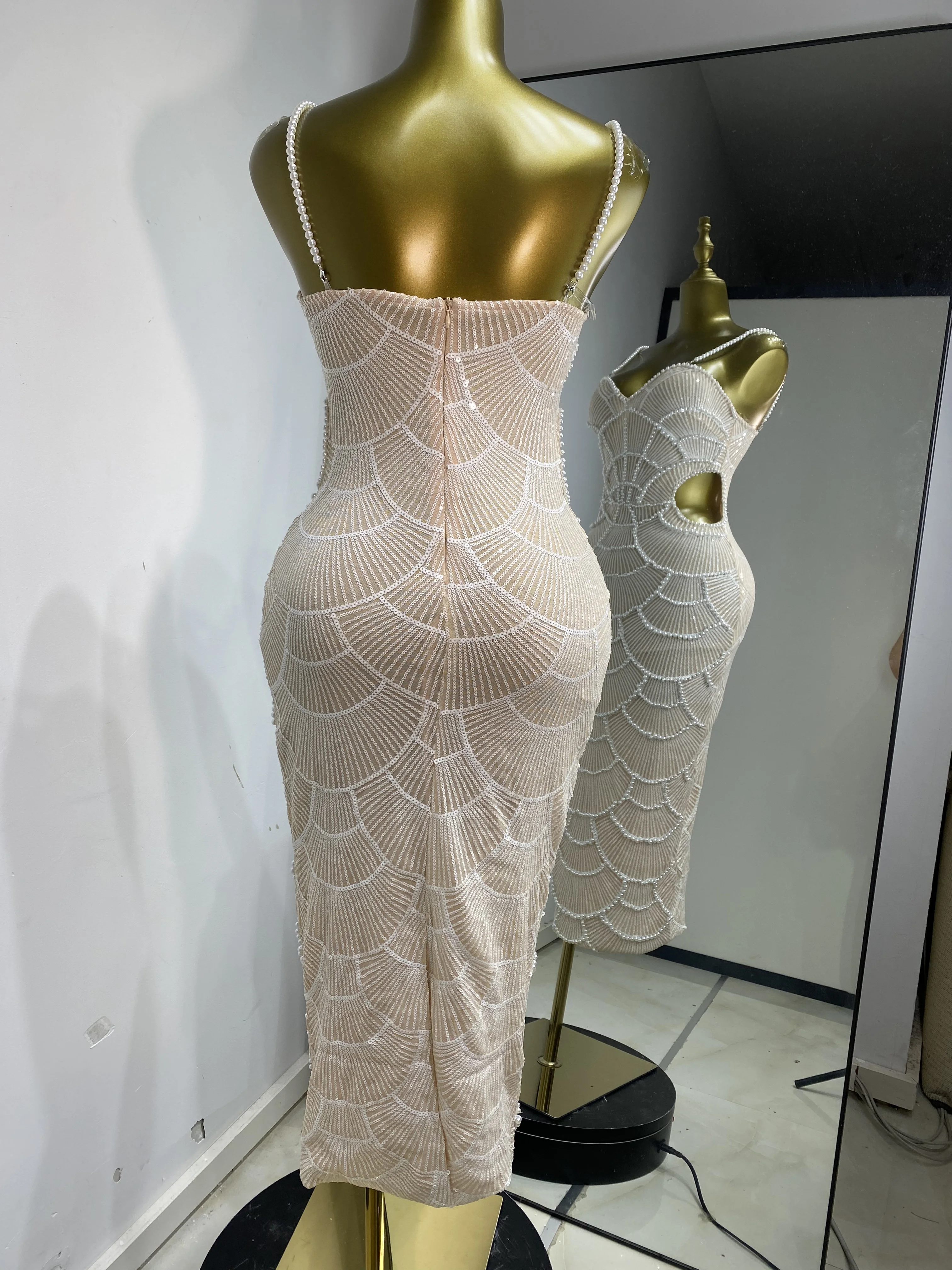 المرأة الأبيض اللؤلؤ الترتر ميدي فستان طويل السباغيتي حزام قطع عيد ميلاد فساتين الحفلات المسائية قطعة واحدة المشاهير المدرج