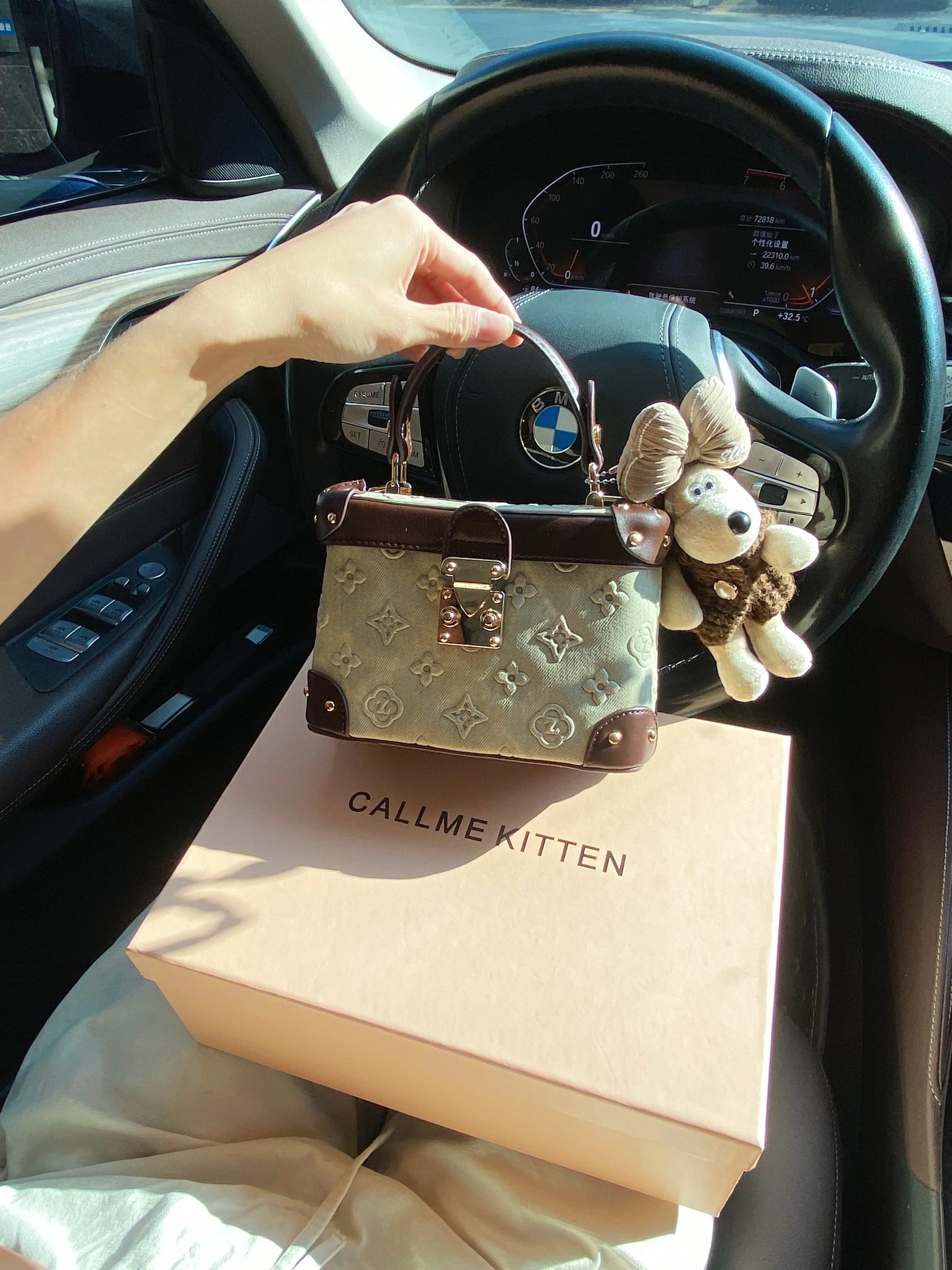 

Элитные дизайнерские сумки с изысканной вышивкой в виде букв и милым кулоном, винтажная и популярная квадратная сумка через плечо для макияжа