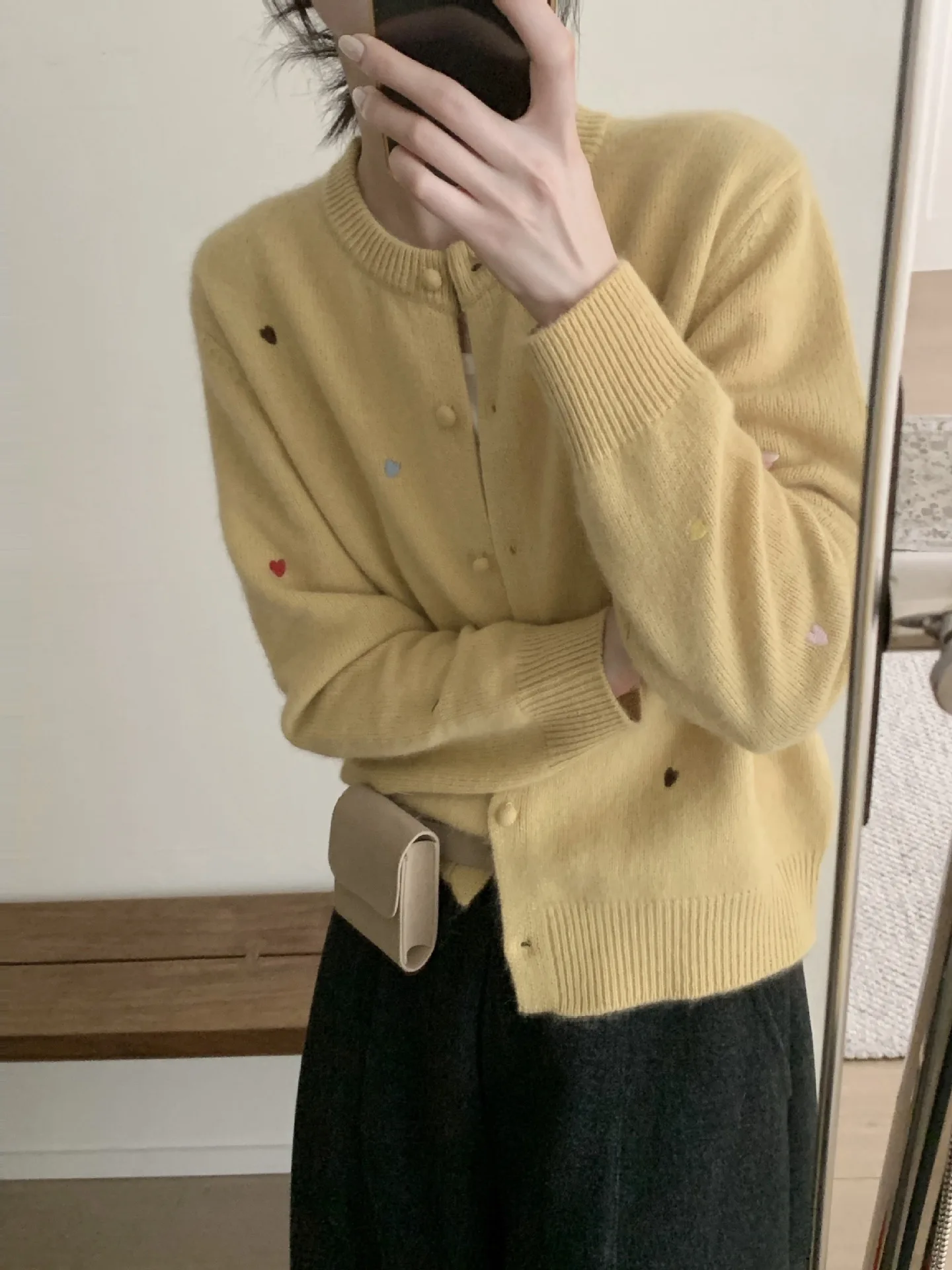 

Woolen sweater with lazy style, versatile round neck, heart logo cardigan, wool camel velvet knit sweater