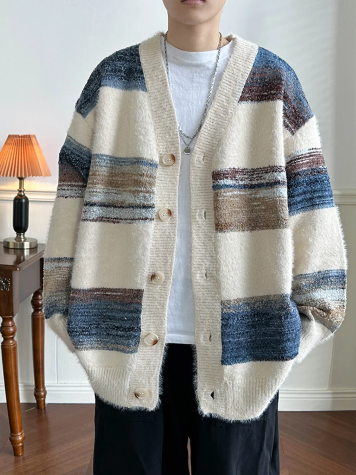 

Американский ретро-кардиган с цветными вставками, свободный, уютный, для мужчин, зимний, теплый, утолщенный, с длинными рукавами, V-образный вырез