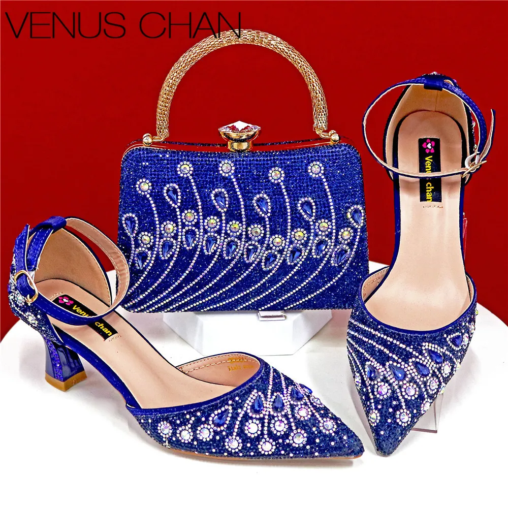 

Зрелый стиль, полный красочных украшений со стразами, вечерние, свадебные, R.синий цвет, женские туфли с острым носком и комплект сумок