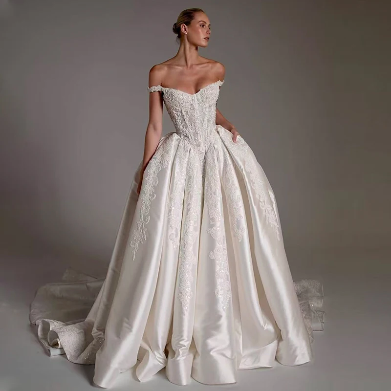 Schulterfreies Hochzeitskleid aus Satin mit Perlenstickerei, bestickter Spitze, A-Linie, Ballkleid, ärmellos, trägerlos, maßgeschneidertes Brautkleid