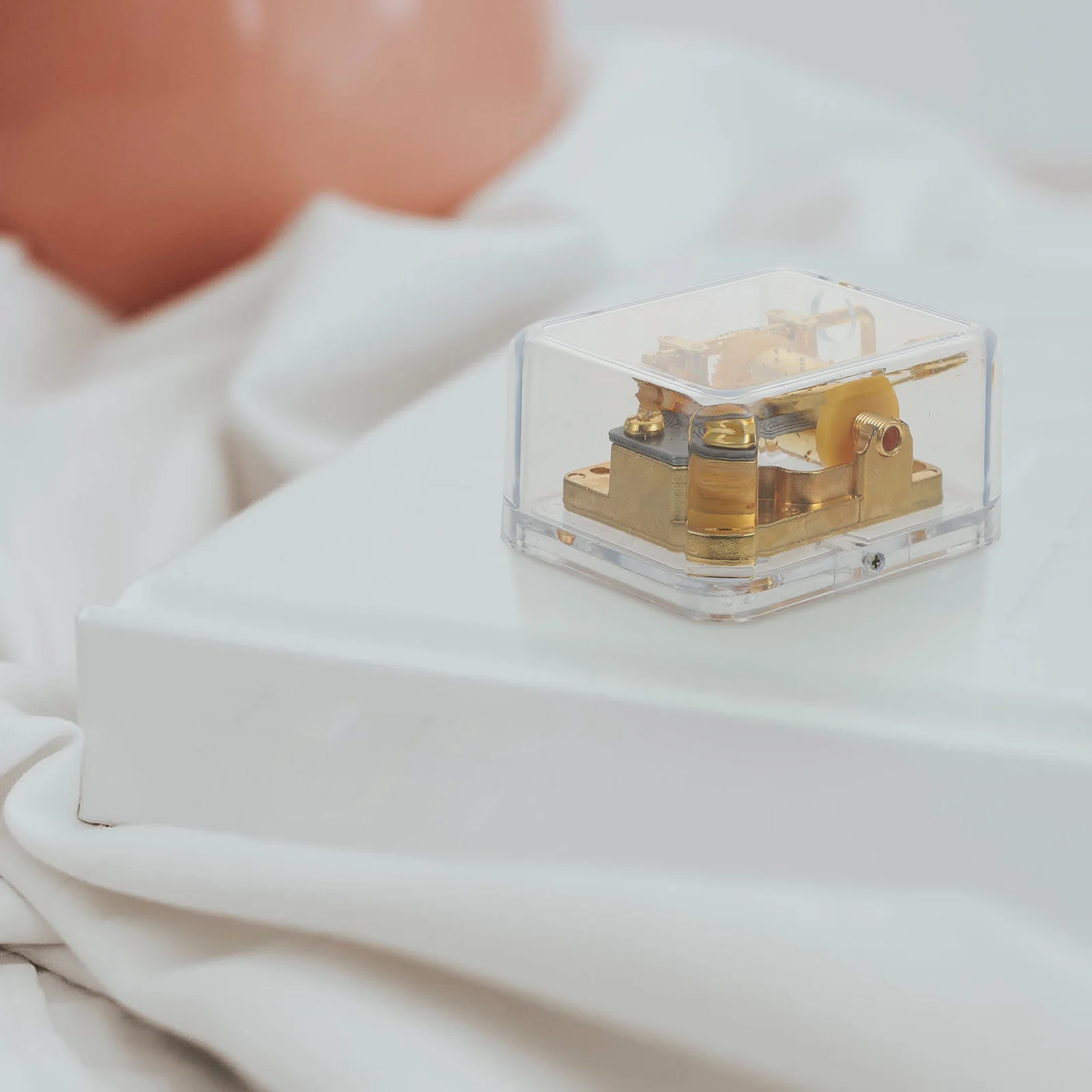 

1Pcs High-Grade DIY Clockwork Music Box Beautiful Craftsmanship Warm Atmosphere Desktop Adornment Creative Birthday Gift Idea