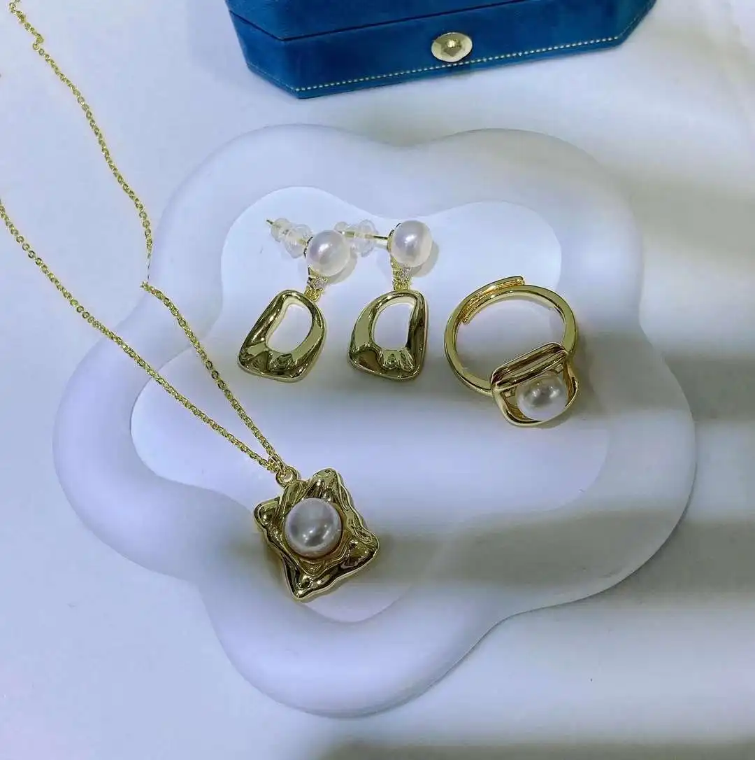 

Комплект из колье, серёг и кольца, из серебра пробы