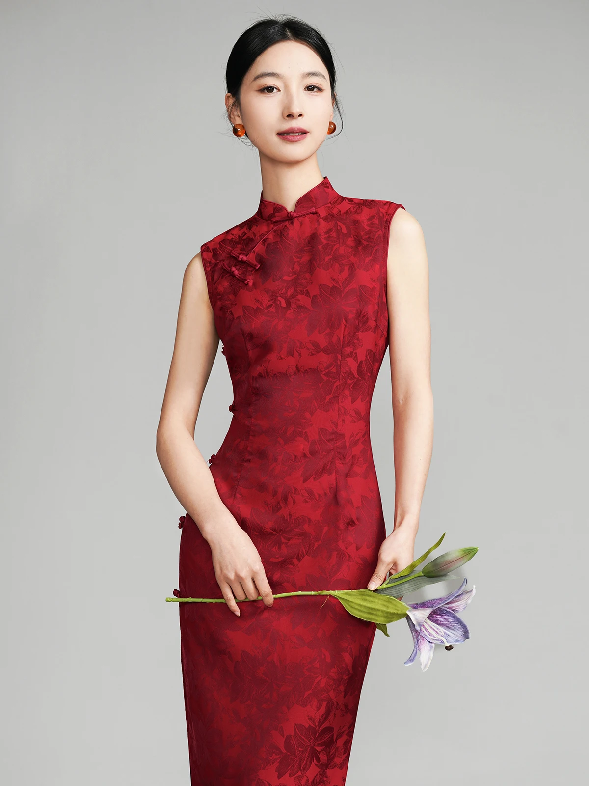 

Красное свадебное ципао: Новое китайское платье для церемонии помолвки невесты с низким разрезом, коротким рукавом и цветочным узором, длинное ципао