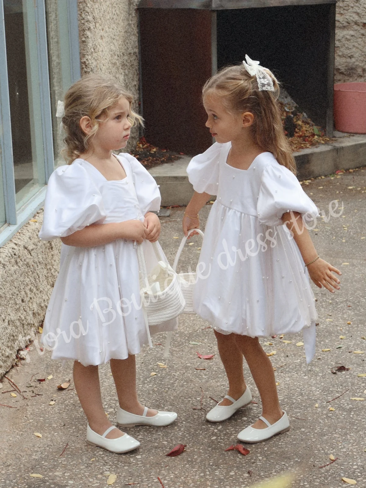 カスタマイズされたサテンパールパフスリーブベビーガールフラワーガールドレス、結婚式、ダンスパフォーマンス、ホリデーのお祝いに