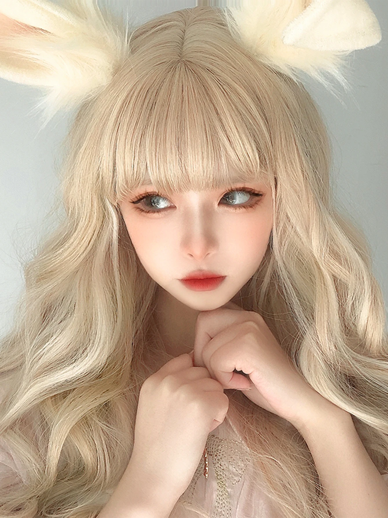 Lolita Wig sintetik 24 inci warna putih sorot emas dengan poni Wig rambut bergelombang alami panjang untuk penggunaan sehari-hari wanita tahan panas