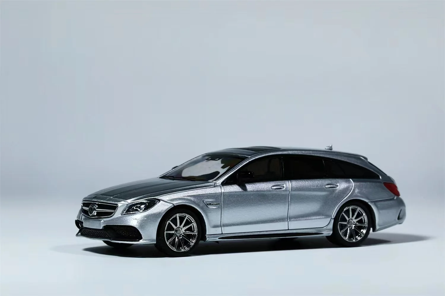 **الطلب المسبق ** Kingmodel 1:64 CLS63 فرامل التصوير فضي أسود أبيض Diecast Model Car