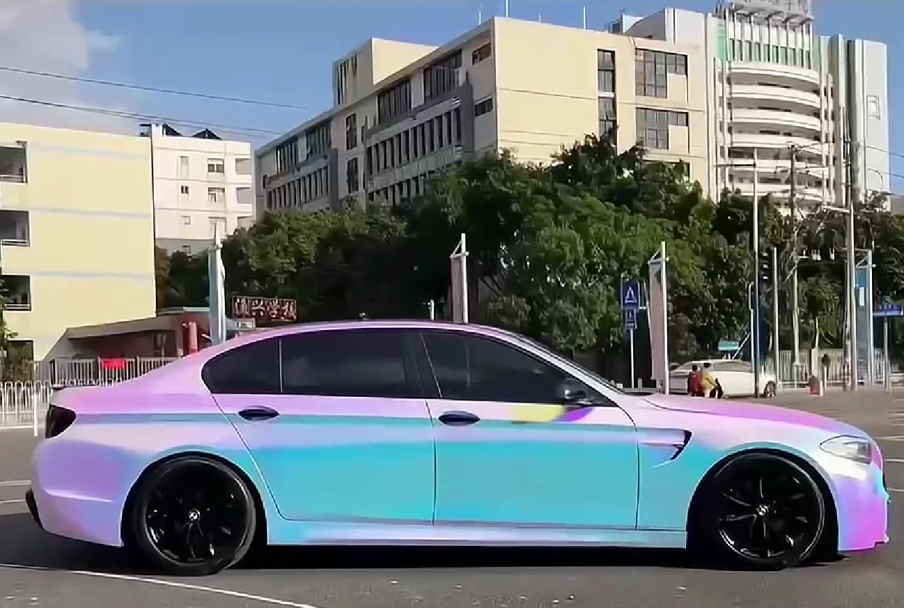 Rekbaar materiaal Low Tack lijm autodecoratie vinylsticker Kleurrijke matte regenboog chroom vinylsticker voor autoverpakking