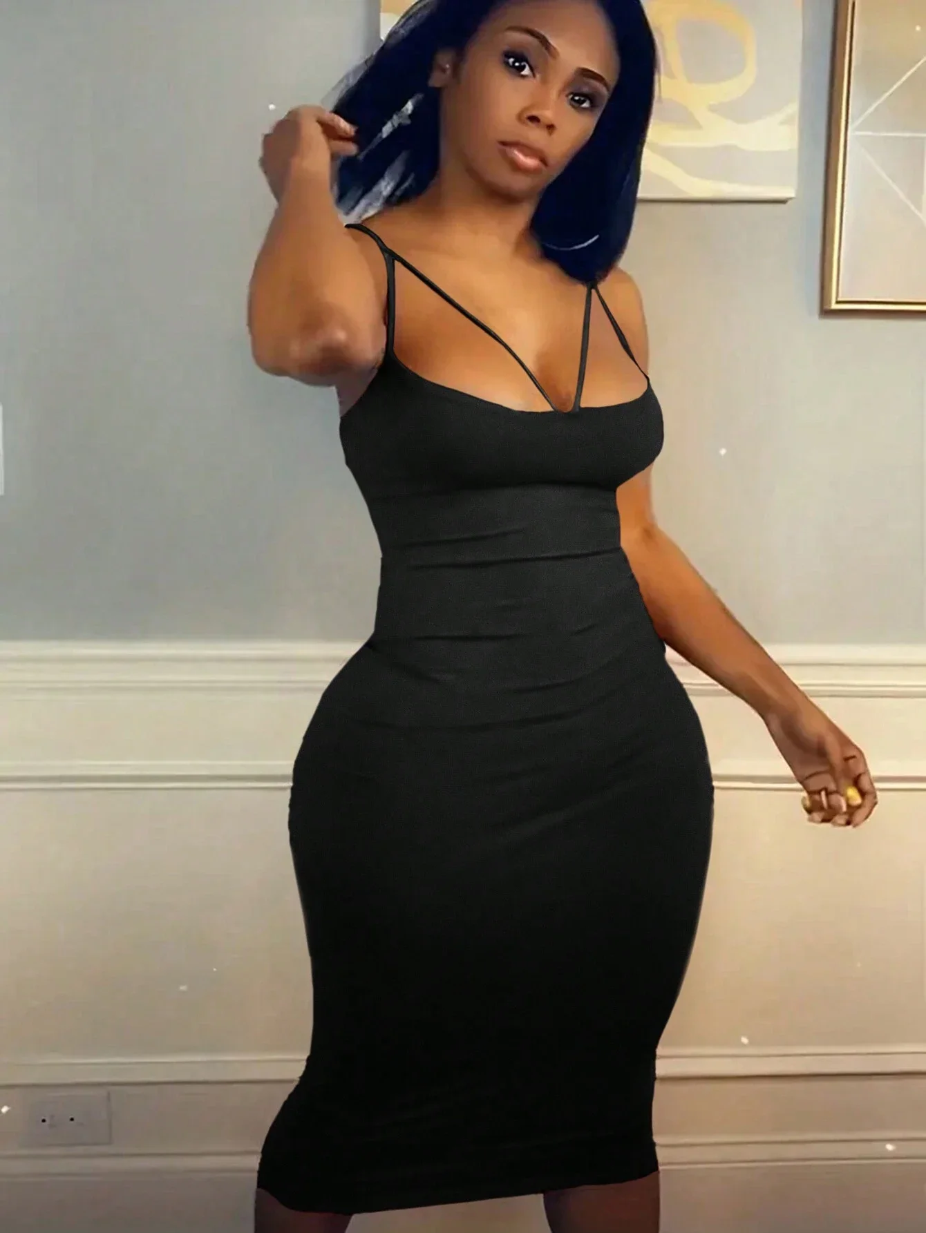 

Черное облегающее платье на тонких бретелях с перекрестной спинкой для вечеринки