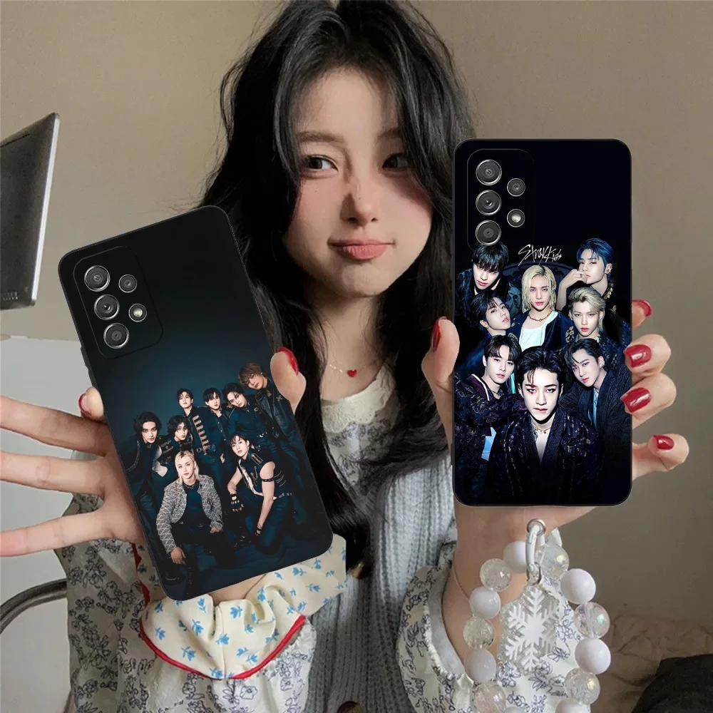 Kpop Boy SKZ S-Stray Etui na telefon do Samsung S24,23,22,30,21,10,9, Ultra,Plus,Lite,FE,5G Czarny Miękki futerał