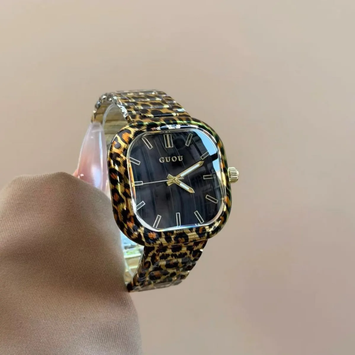 New Large Dial Women'S Watch With Steel Band And Leopard Print Design; A Stylish And Unique Leopard Print Wristwatch.
