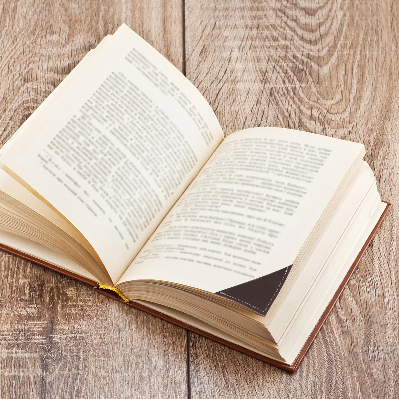 

Cowhide Triangle Bookmark Vintage Style Book Corner Marker Reading Accessories for Students Book Lovers Office