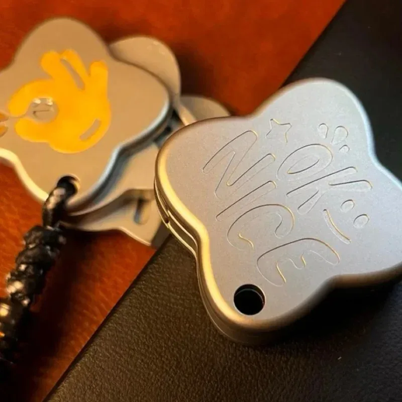 Nice โลหะ EDC Four Leaf Lucky Straw Slap เหรียญด้านข้าง Push Smooth Tinker ย่อหน้า Slant Push การ์ด Decompression ของเล่น