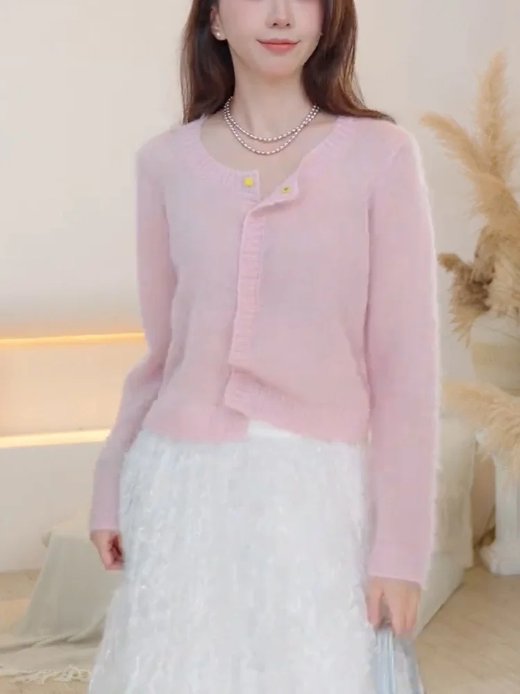 

Розовый вязаный кардиган для ранней осени: модный, милый, простой дизайн, повседневный, универсальный, в корейском стиле, с длинными рукавами.