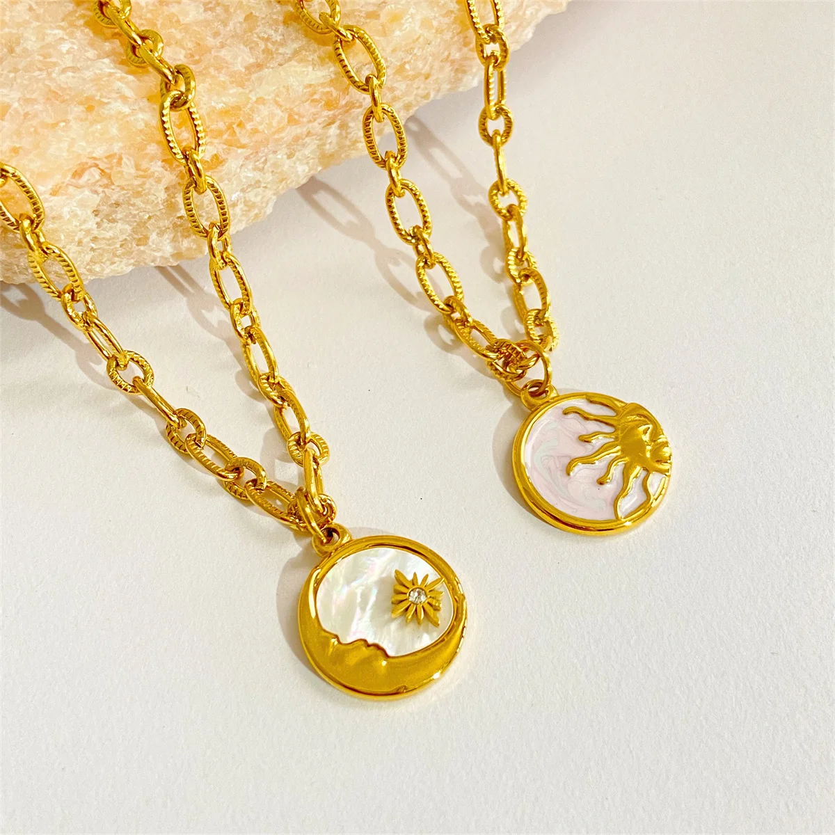 Vintage-Stil Sonne und Mond kreisförmige Münze Mutter Muschel Anhänger Halskette, Edelstahl Ofen vakuumplattiert 18 Karat Gold – Detail 3