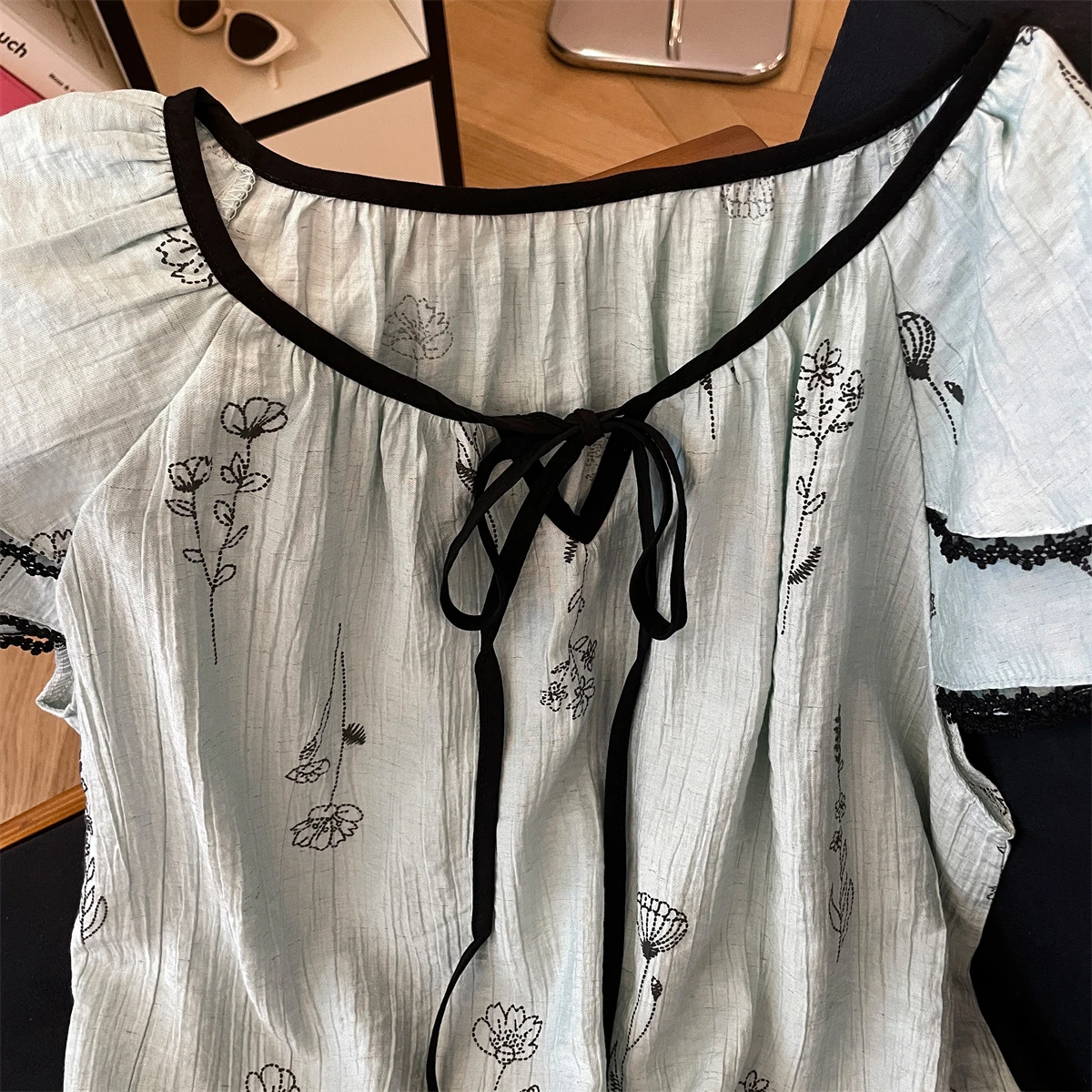 Estilo francês retro contraste cor jacquard camiseta feminina verão chique rendas até camisa de manga curta nova moda versátil solta topos