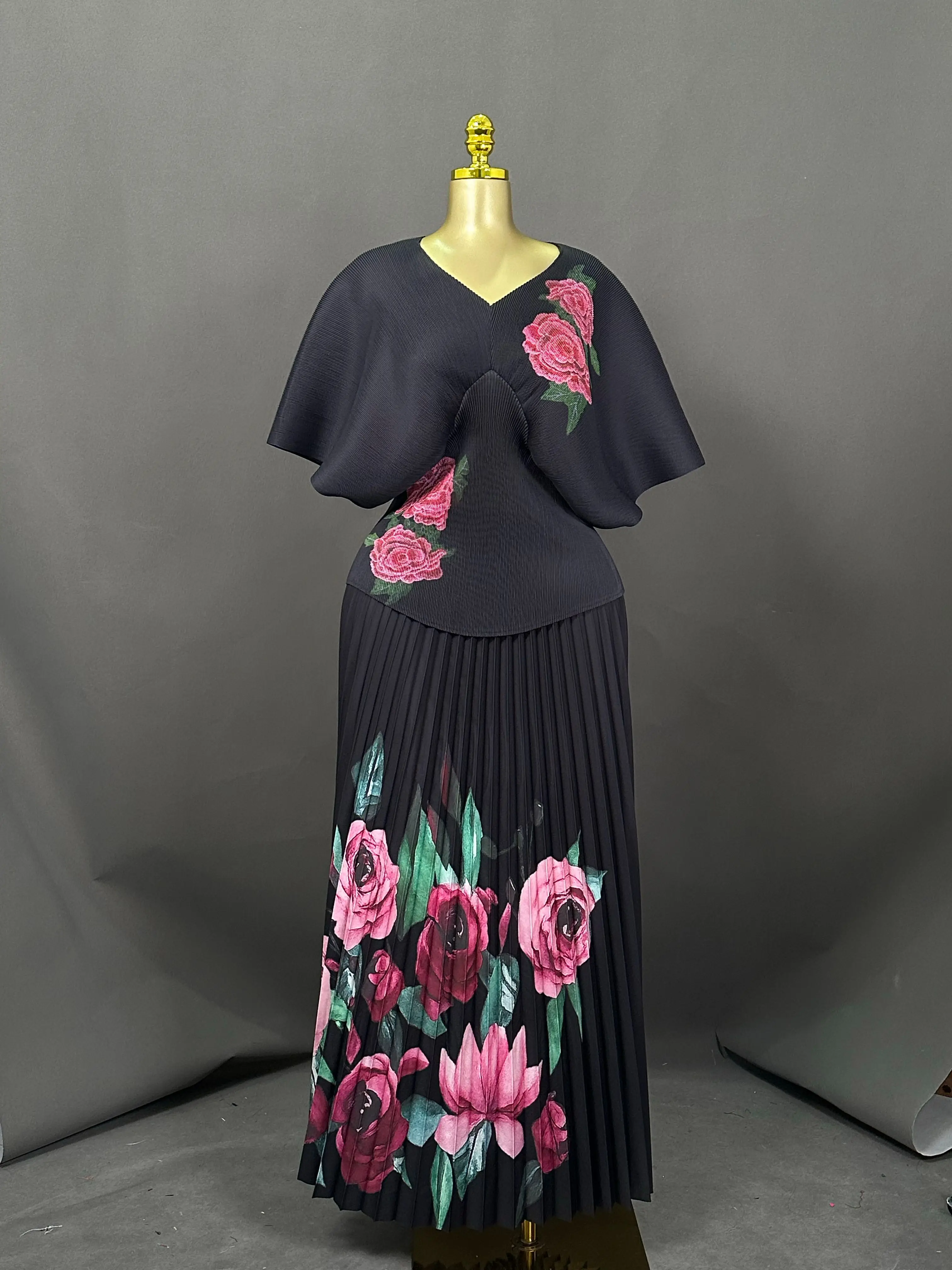 طقم تنورة مياكي مكون من قطعتين بأكمام تشبه جناح الخفّاش، تنورة مطوية، طباعة زهور، رقبة على شكل حرف V، أكمام قصيرة، ملابس نسائية بمقاسات كبيرة، طراز أوروبي وأمريكي، مقص الخصر #3