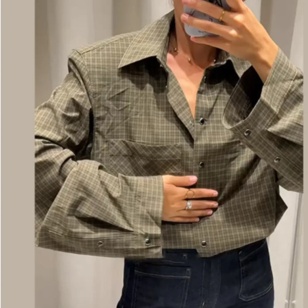 

Новая осенняя клетчатая рубашка с воротником с лацканами и длинными рукавами для женщин с подкладкой на плечах, однобортная свободная блузка для бизнеса, топы
