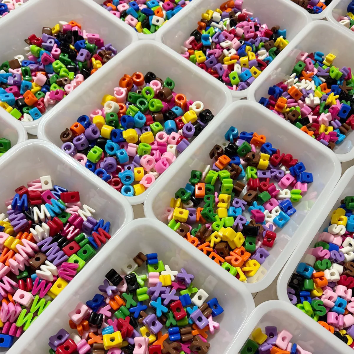 20 Stück mehrfarbige Acryl-Buchstabenperlen mit großem Loch, lose Spacer-Perlen für DIY-Schmuckherstellung, Armbänder, Telefon- und Bastelzubehör – Detail 1