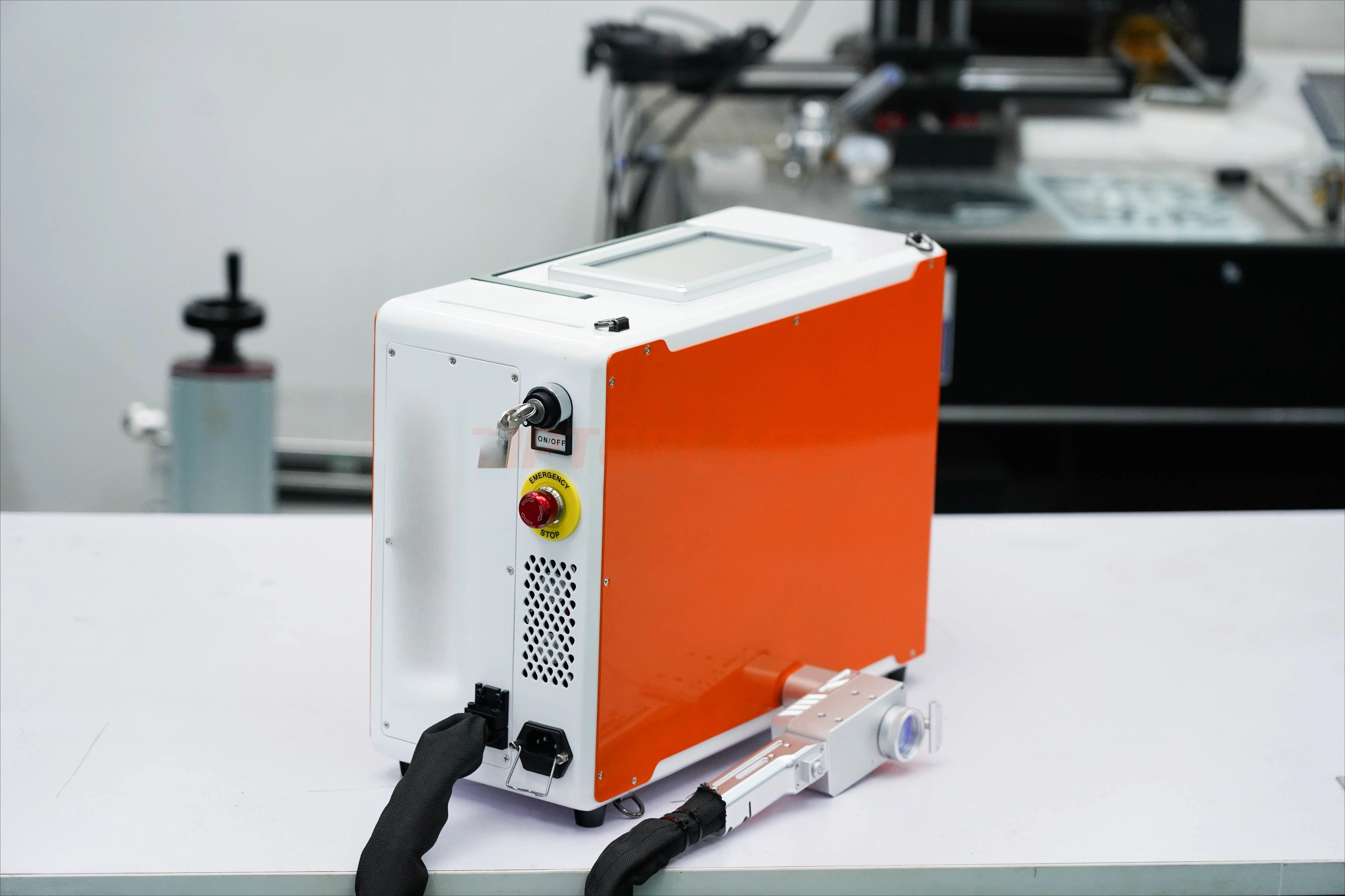 CHKJ-2025NEWポータブルマックスタイプトップファイバーレーザー洗浄機 錆・塗料除去 パルス式木材塗料 小型バックパック型金属粉塵除去