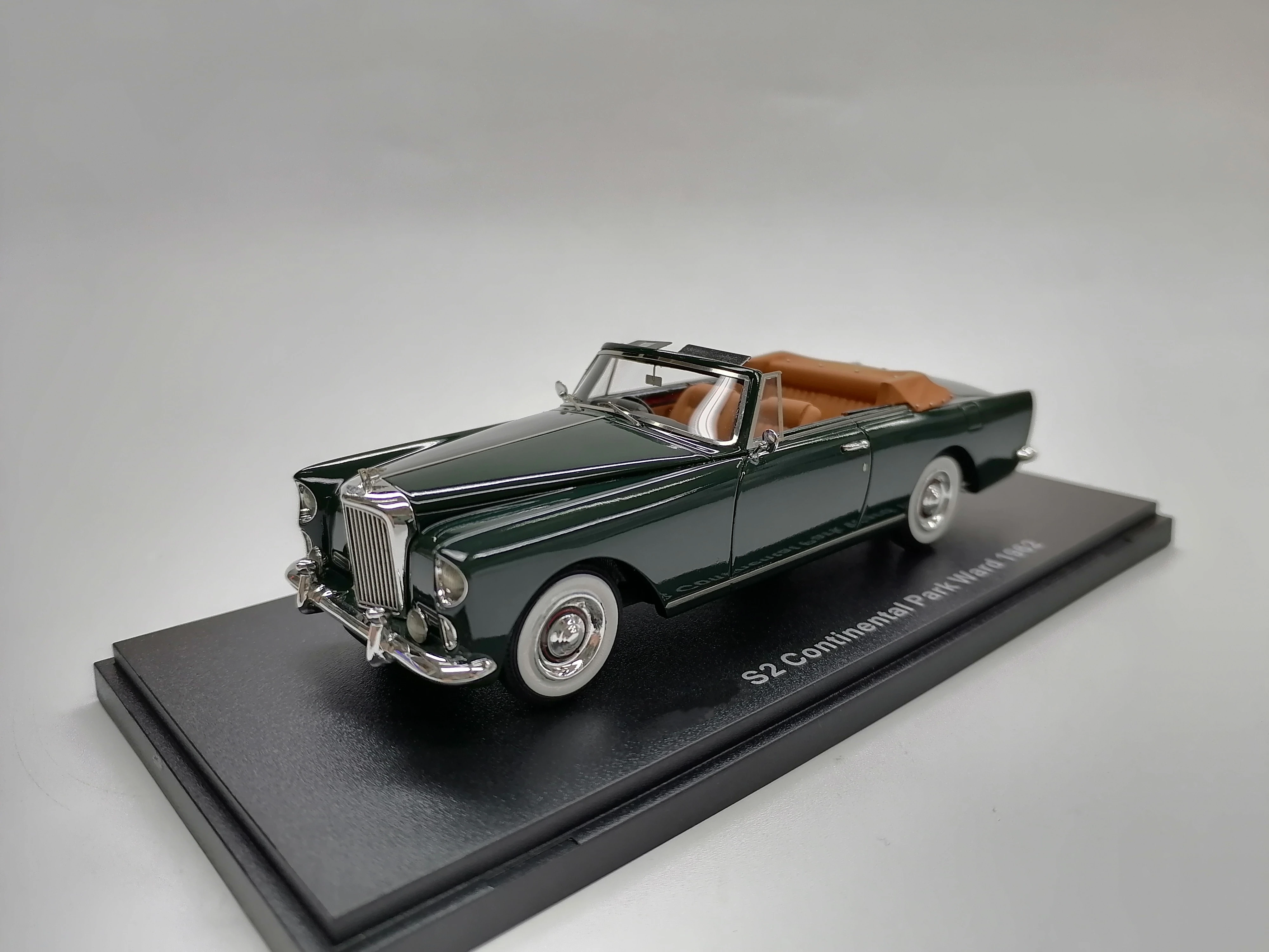

ESVAL 1:43 S2 Continental Park Ward 1962 Vintage Car Simulation Limited Edition Resin Metal Static Car Model Toy Gift