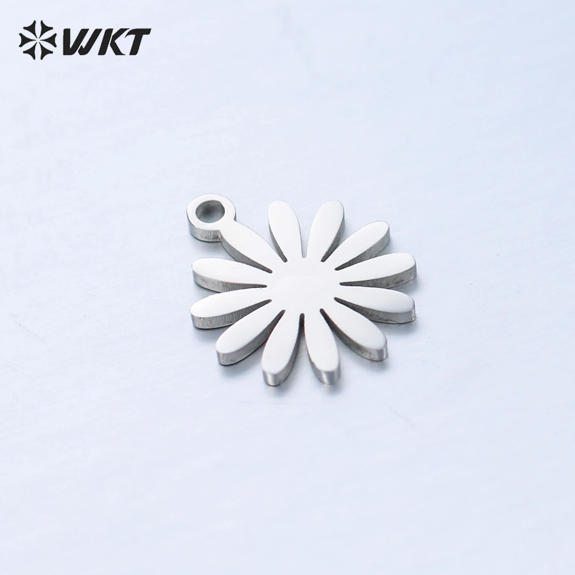 WT-SSP048 Wholesale Small Daisy Titanium Steel Pendant 10/pack Gold-plated Children Bracelet or Chain Accessories