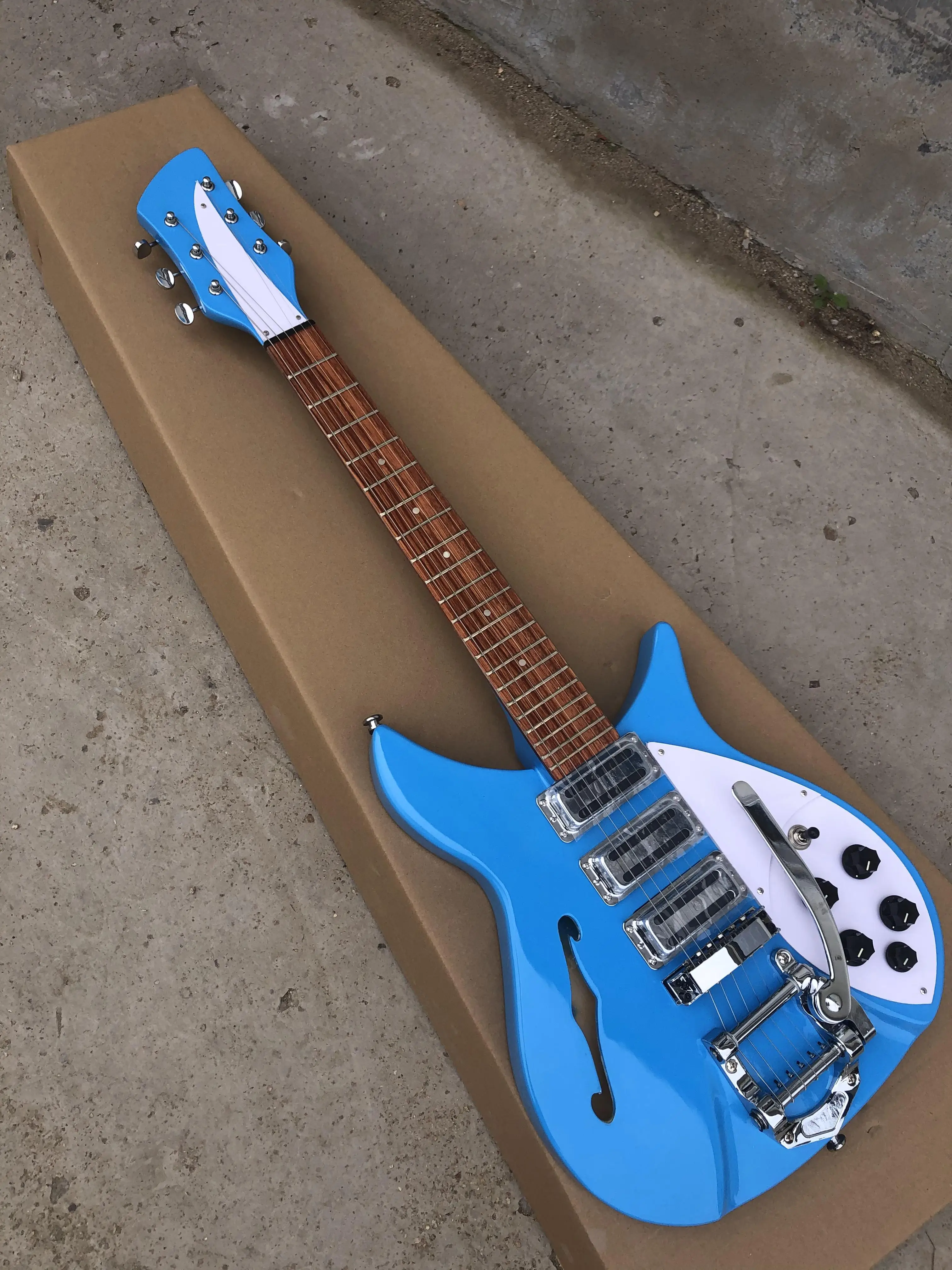 

Metallic Blue Color Tailpiece Bridge, Rickenbacker330, F-hole Semi Hollow Body,Maplewood Body, Rosewood Fretboard, R Tail Bridge