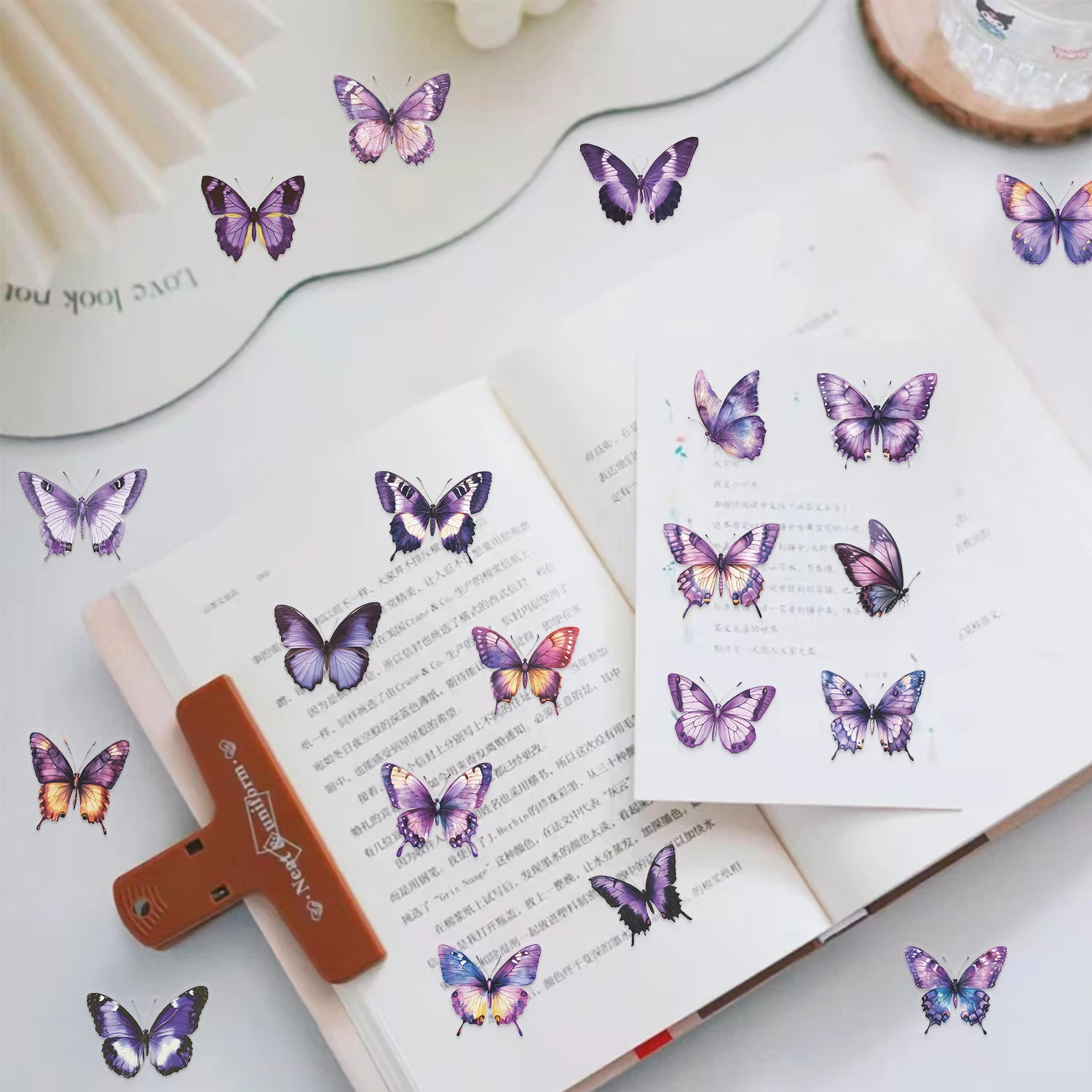 50 sztuk fioletowy motyl naklejki z kreskówek DIY Scrapbooking gitara Snowboard bagaż motocyklowy zabawka naklejka dla zwierząt domowych