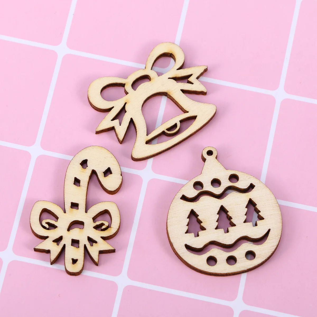 

50Pcs Xmas Pendant Wooden Christmas Tree Hanging Decor DIY Ornament Bell Design Lightweight Festive Home Wall Decor