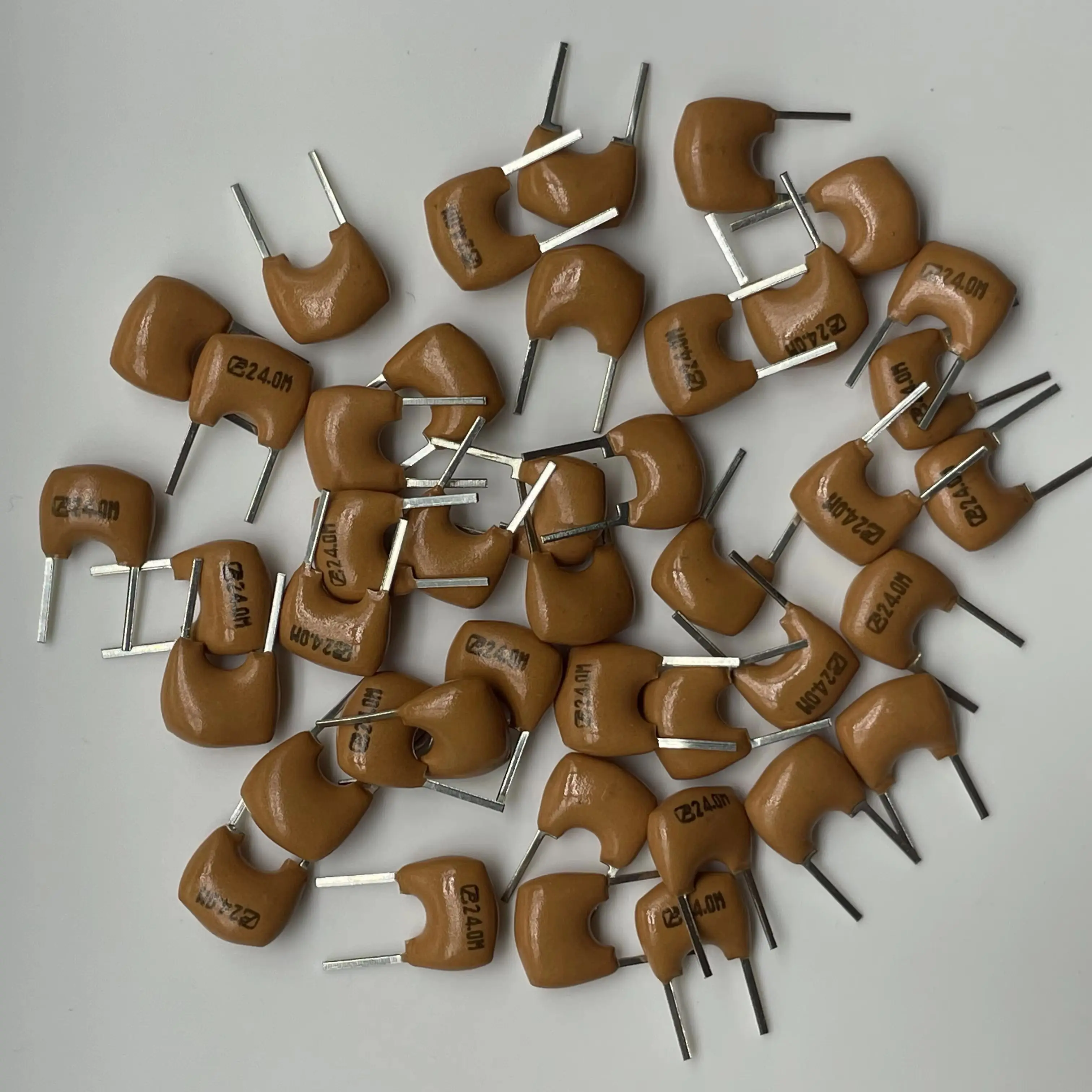 100pcs/ 24MHZ ceramic crystal oscillator ZTA24.0MX in-line 24.000MHZ ZTA24M ceramic vibration 2 feet