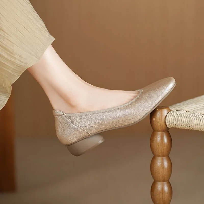 2025 Nuevos zapatos planos de tacón bajo de corte bajo para mujer, cuero suave y suela suave, punta redonda, elegantes y cómodos, zapatos sin cordones para mamá
