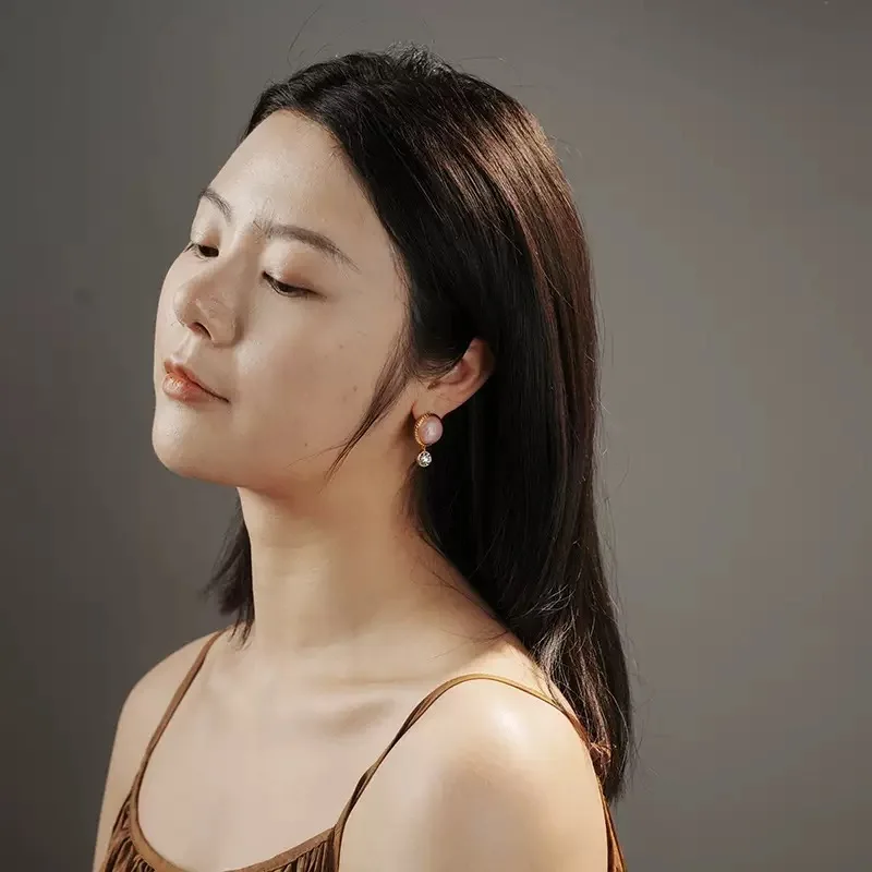 أقراط مستوحاة من الطراز القديم للنساء، حدود ذهبية ملتوية مع أقراط متدلية كريستالية صغيرة، مجوهرات متدلية للمناسبات الخاصة #5