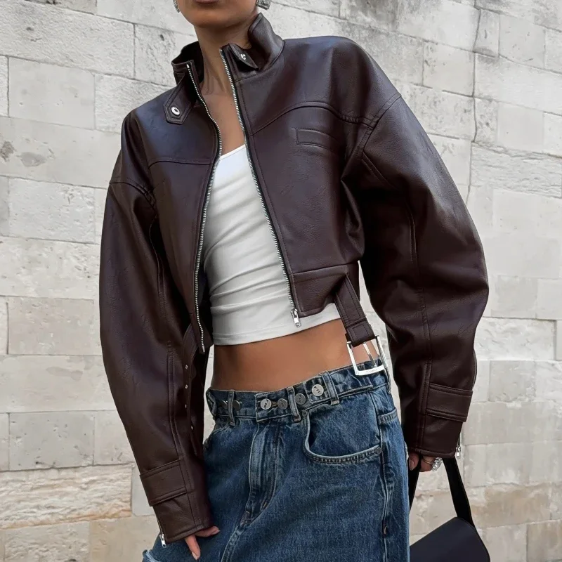 Giacca in pelle PU allentata Moda donna Colletto alla coreana Fibbia in metallo Tasca con cerniera Splicing Cappotto corto da strada autunno inverno