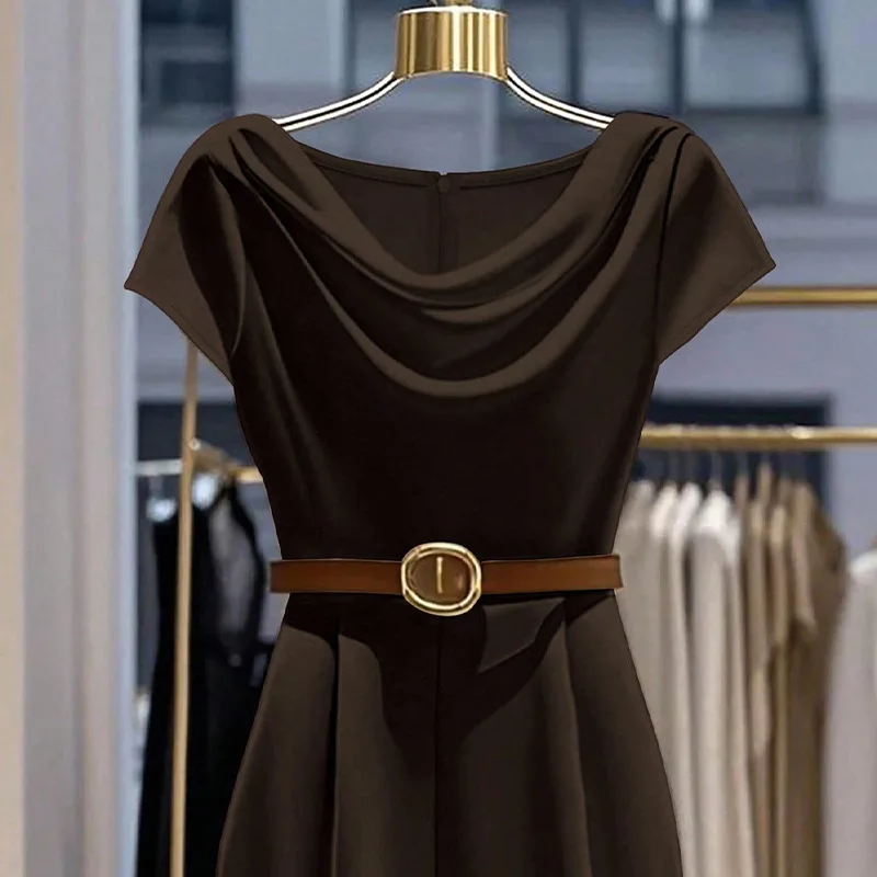 Macacão elegante de cetim com gola com babados e calças largas para mulheres