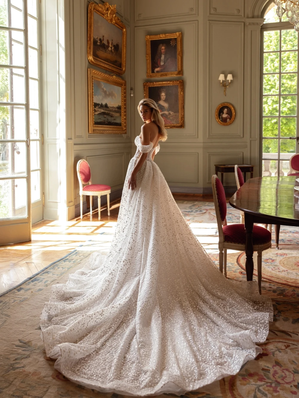 فستان زفاف فاخر مزين بالدانتيل المطرز حالمة على شكل قلب فستان زفاف مخصص بدون أكتاف للعروس