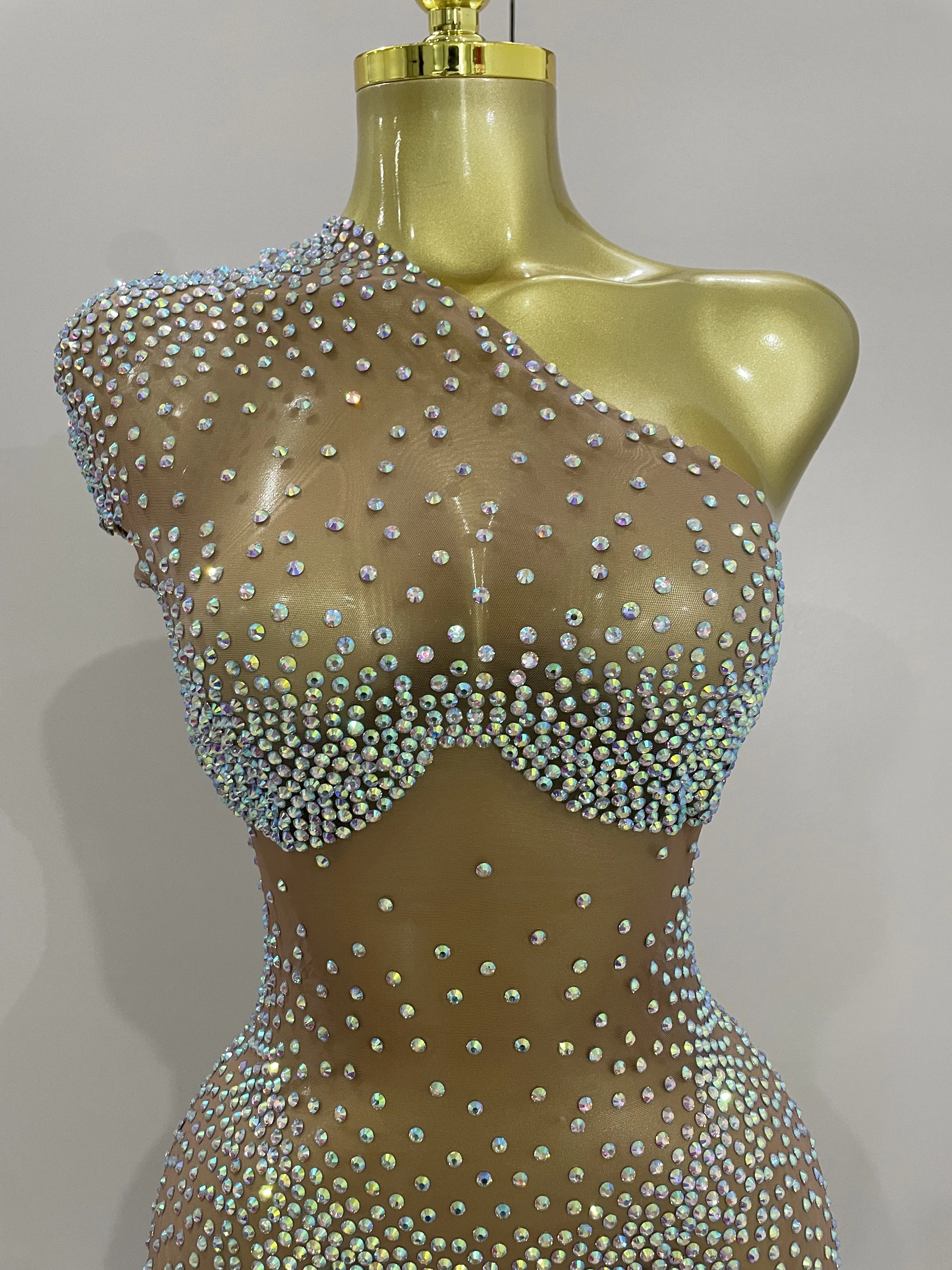 Minivestido Sexy de malla transparente con un hombro y diamantes de imitación brillantes para mujer, disfraz de escenario para fiesta de cumpleaños, club nocturno y bailarina