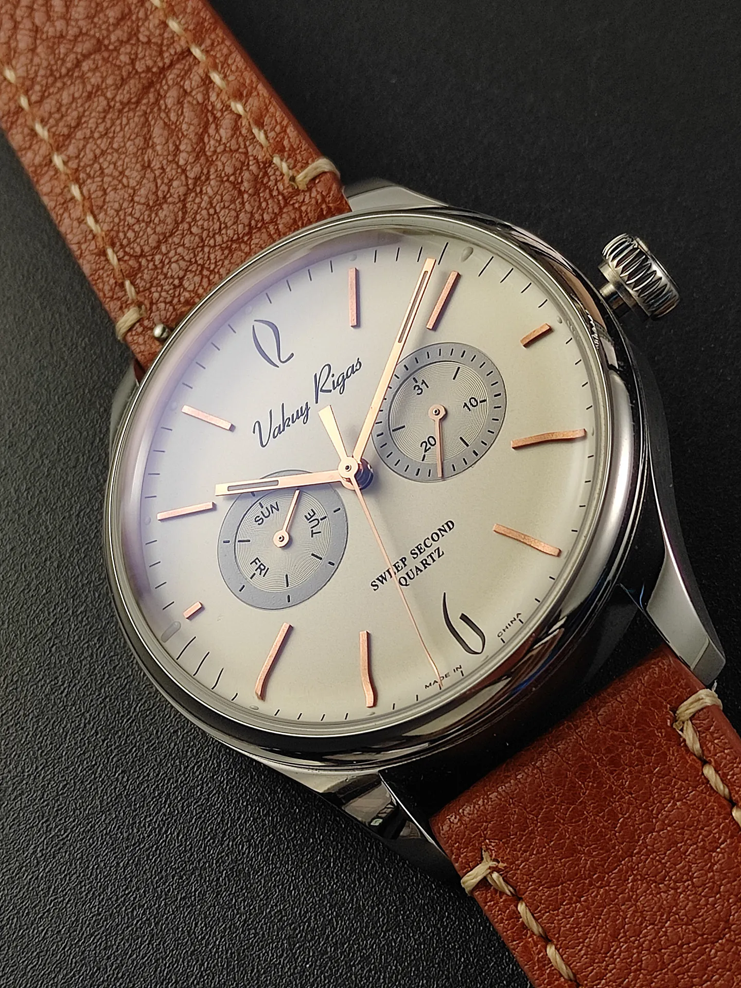 Vakuy Men's 40MM Quartz Watch with Glatti Seiko Movement VH64, Sweep Second Hand, Day-Date Display, Genuine Leather Strap