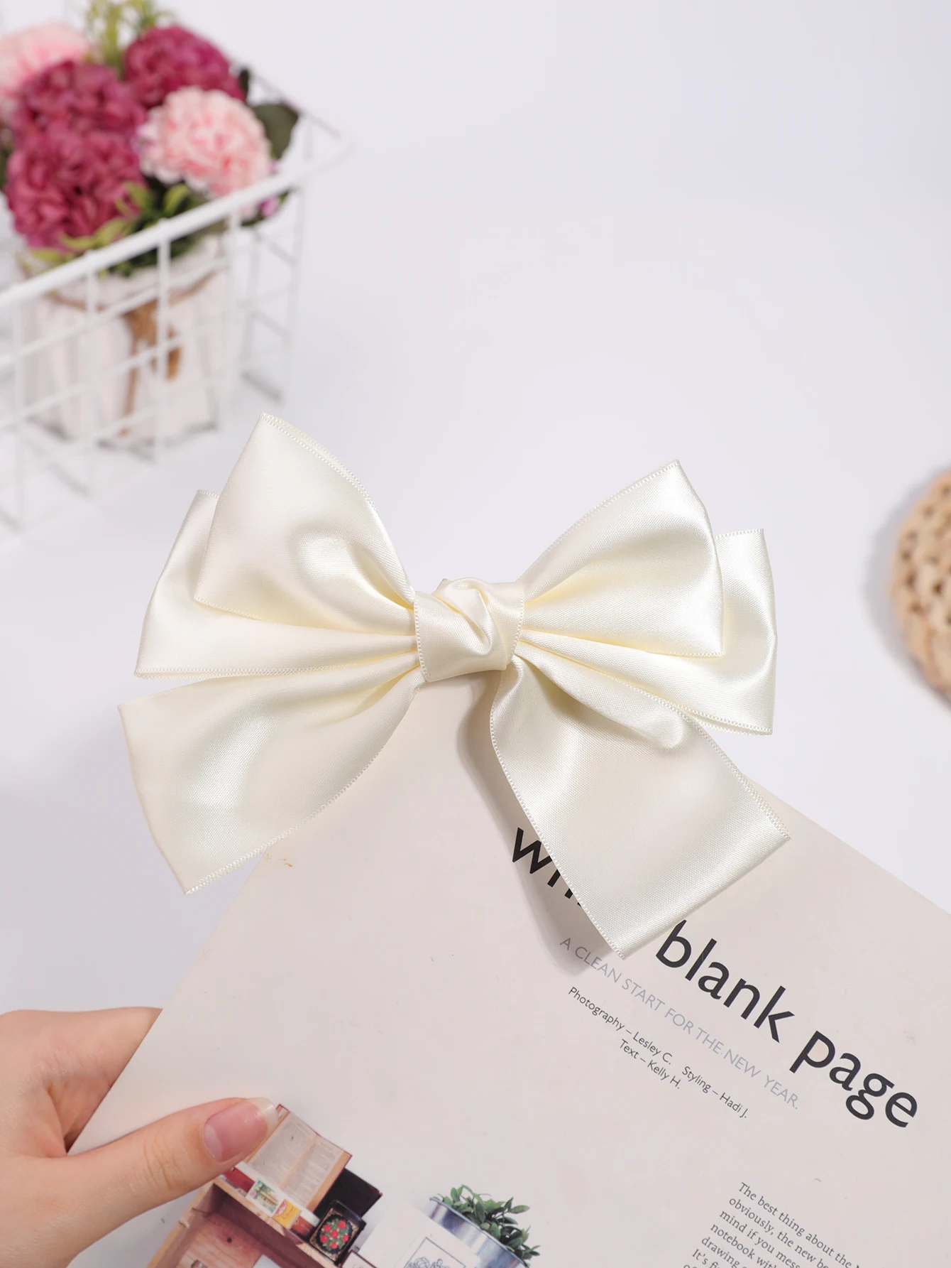 Sweet and versatile satin cream is a big bow hairpin, and the fairy temperament in the back of the head is half tied with a high