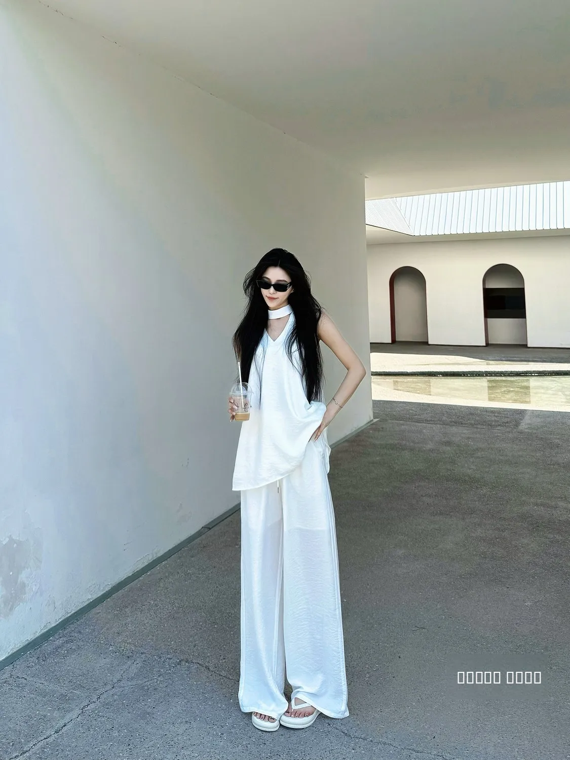 

Легкий летний женский комплект из двух предметов: свободный топ с V-образным вырезом и широкие брюки