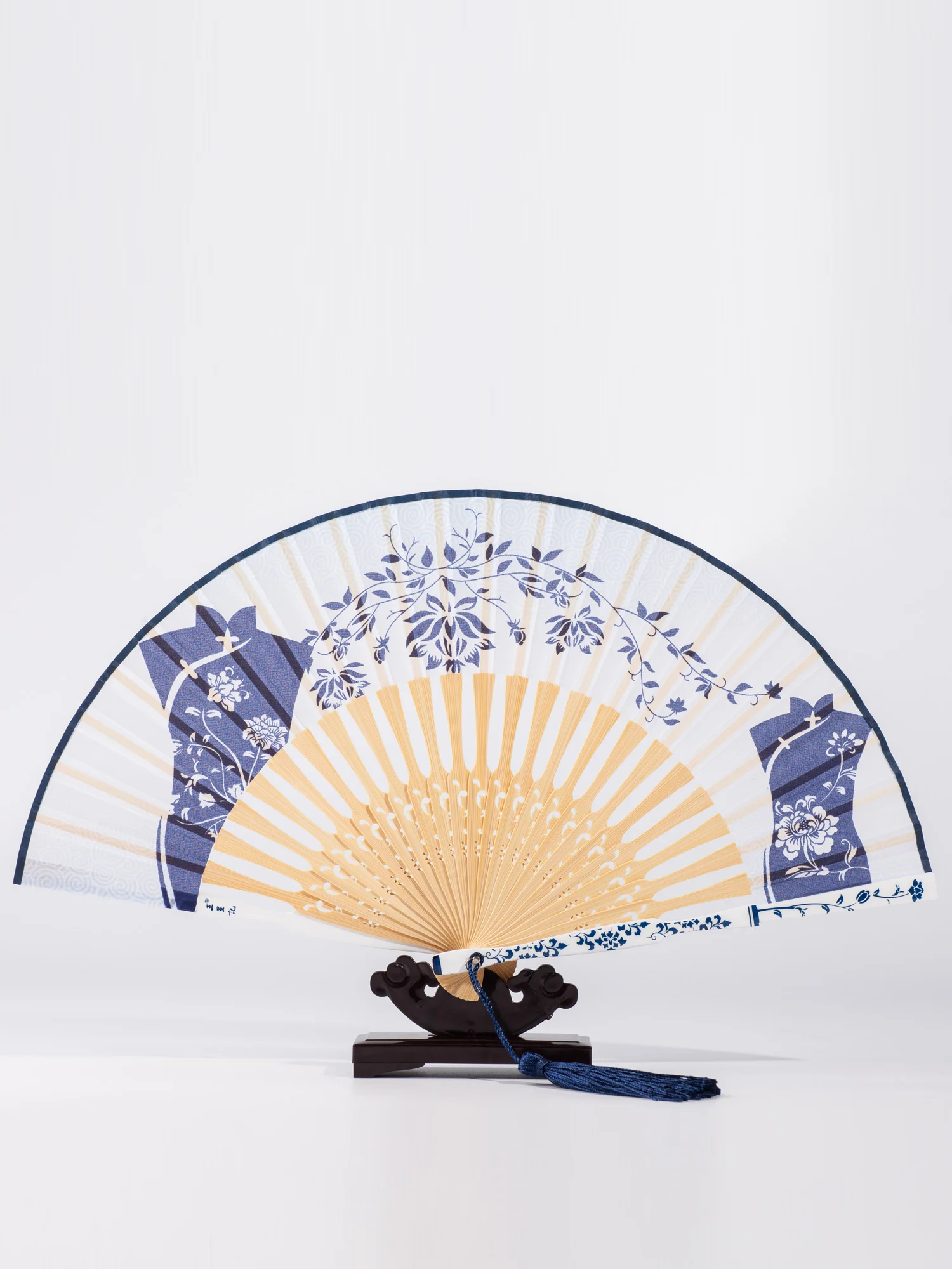 

Chinese Style Wedding Folding Fan Women's Silk Silk Silk Fan Blue and White Porcelain Gift Box Bamboo Fan Outdoor Selfie Jewelry