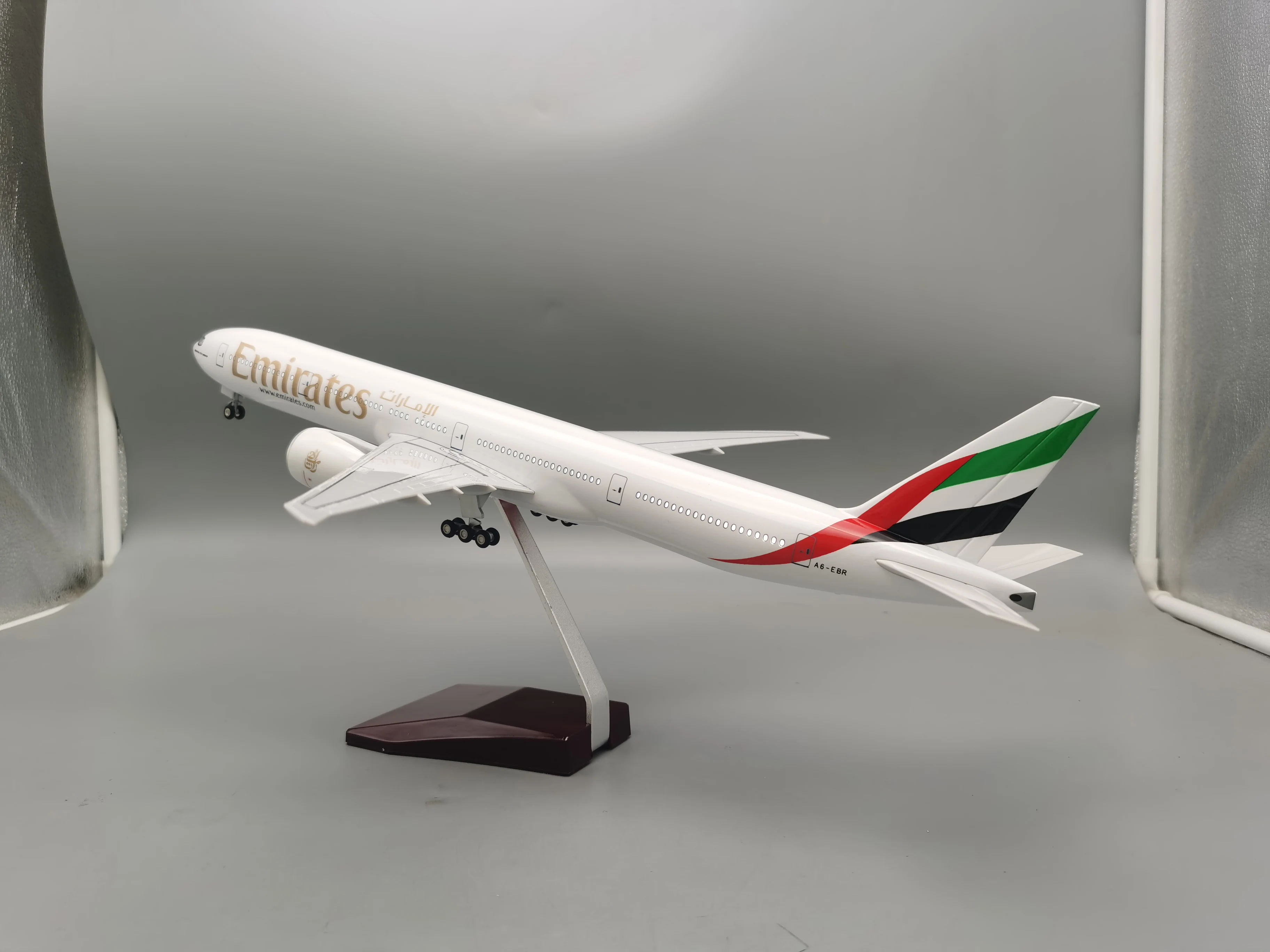 

Новый масштаб 1/130, 47 см, литая под давлением модель Emirates B777 Airways, полимерный самолет с подсветкой и колесами, игрушки, дисплей для коллекции авиакомпаний