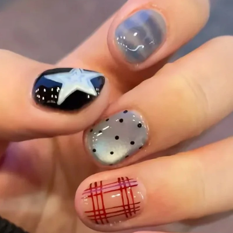 10個入り カラーブロック ストライプ＆星柄 グロッシー ミックスアンドマッチ 付け爪 ショートオーバル型 プレスオンネイル 女性と女の子向け
